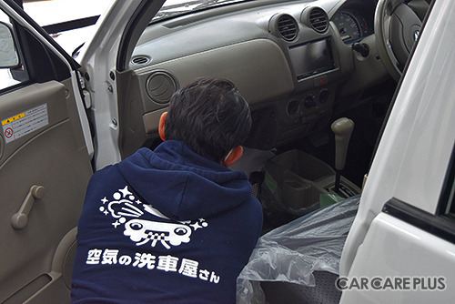 独自機材で、分解せずにダッシュボードの奥のエバポレーターにアクセスする