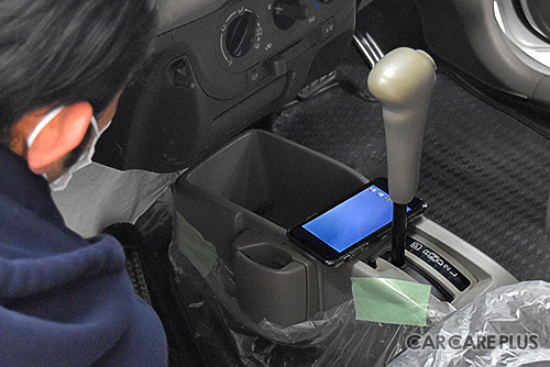 エバポレーターの汚れを手元の端末で確認しながら洗浄