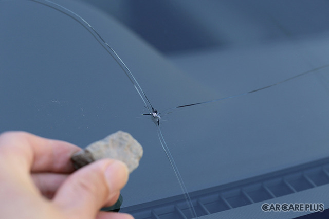 フィルムorコーティング剤？　フロントガラスをどう守る？