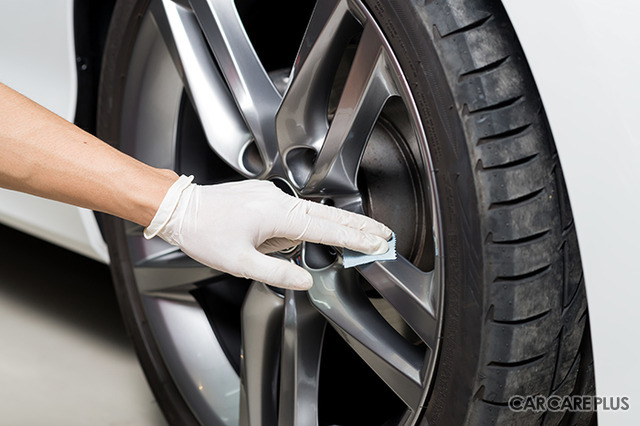 フィルムorコーティング剤？　フロントガラスをどう守る？