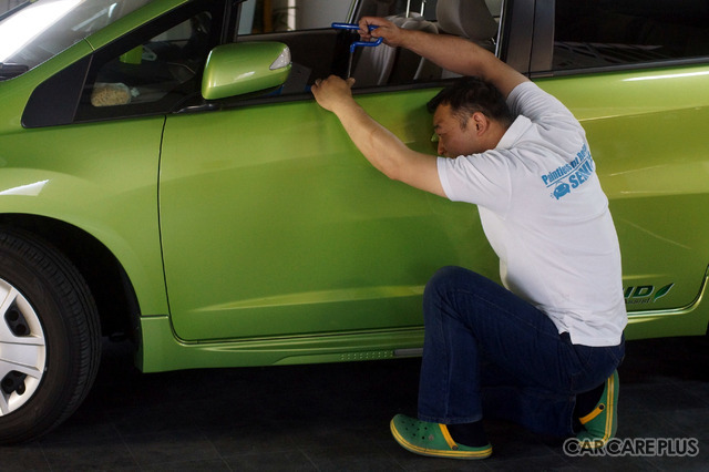 特殊な工具を使い、裏から凹みを押し出す