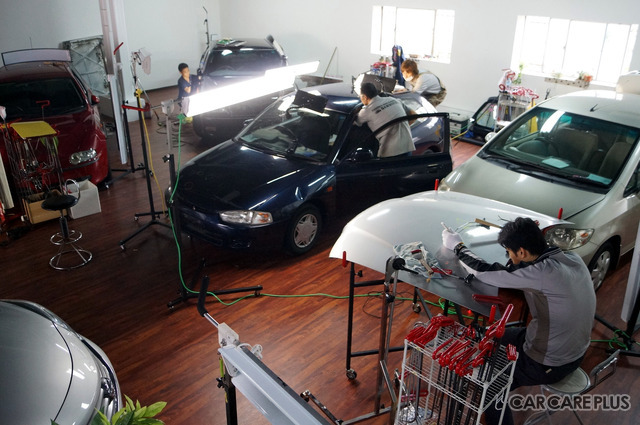 デントリペアの作業風景。出張作業を請け負う施工者も多い