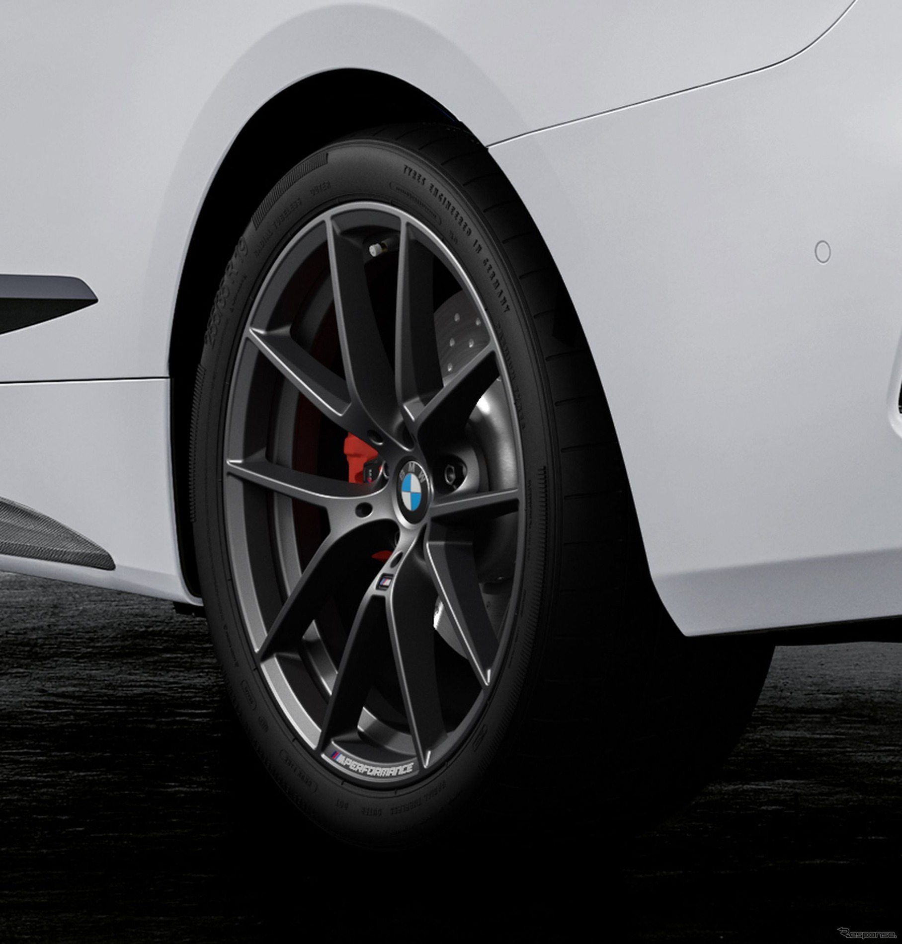 BMW 4シリーズ 改良新型の「Mパフォーマンスパーツ」装着車
