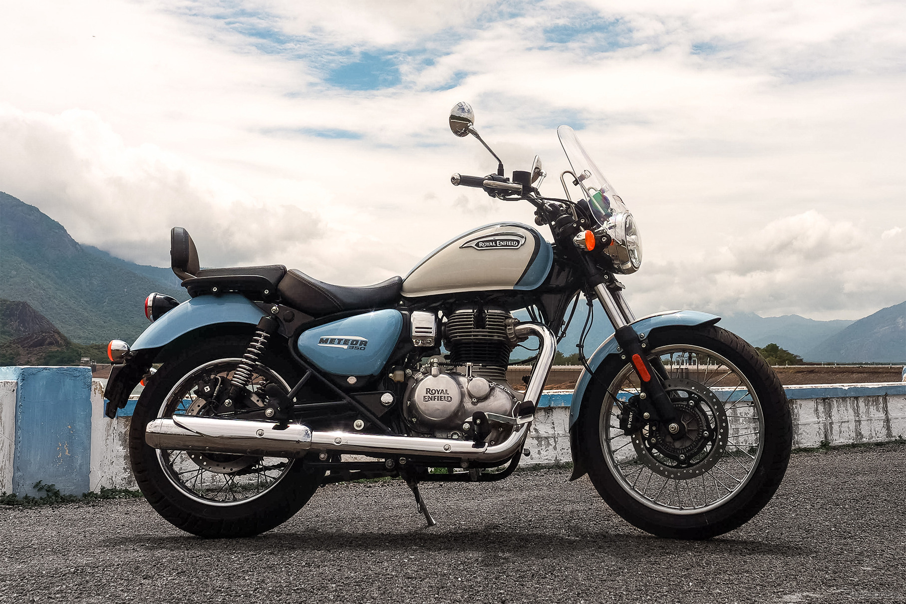 ロイヤルエンフィールド・メテオ350（オーロラブルー）