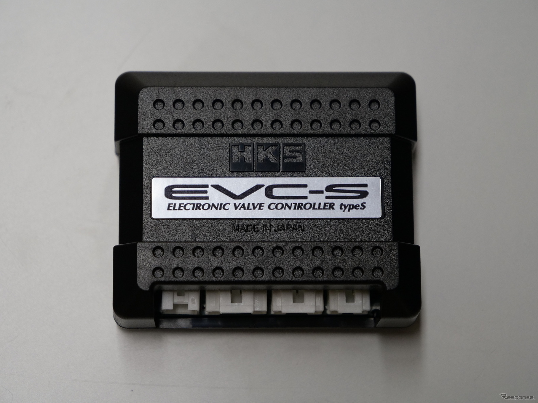 スクランブルモード他を搭載しカラー液晶で大画面化、HKSのブーストコントローラーが進化して新発売