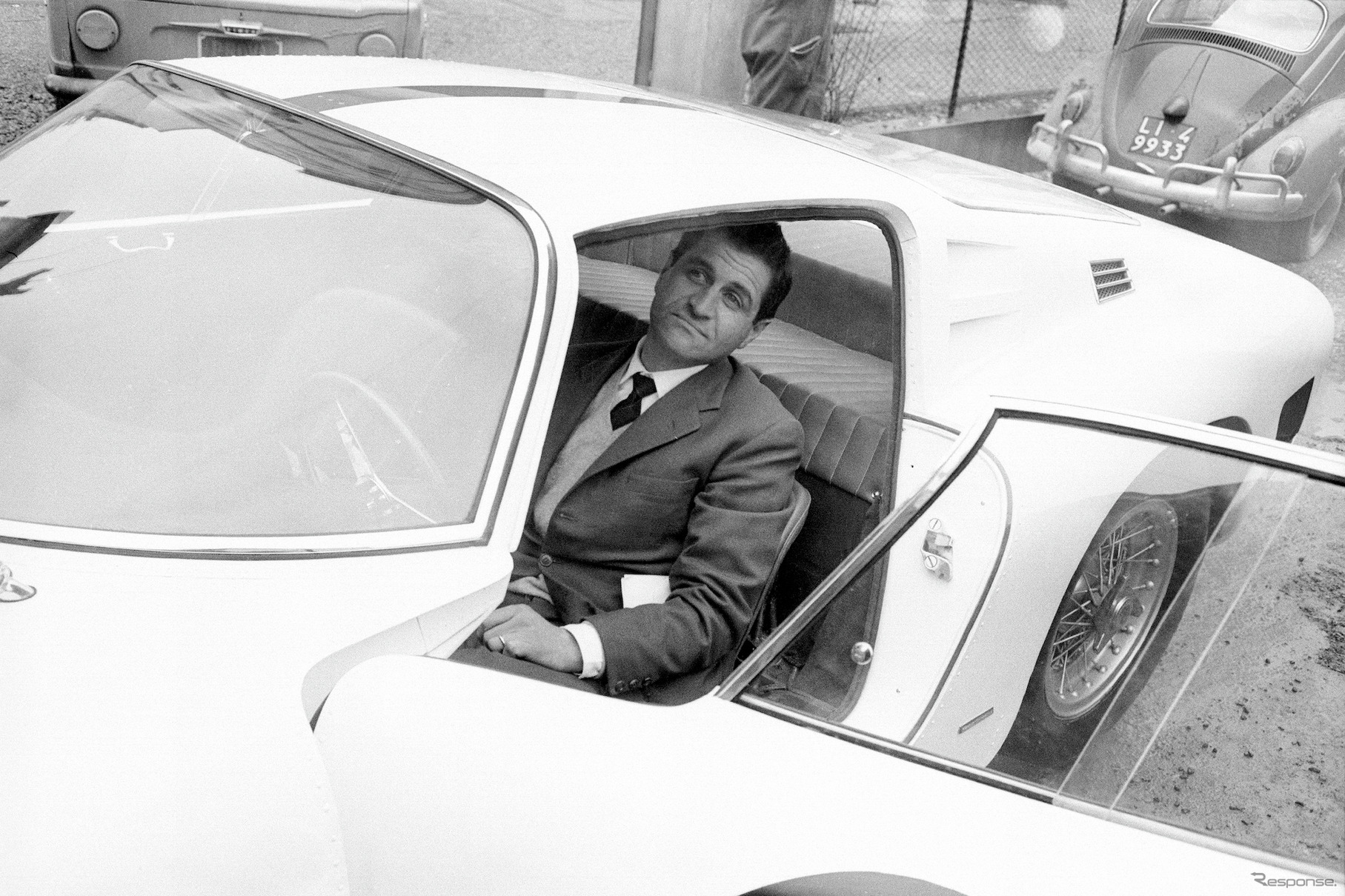 自身が設計したイソ・リヴォルタ・グリフォA3に座るジョット・ビッザリーニ