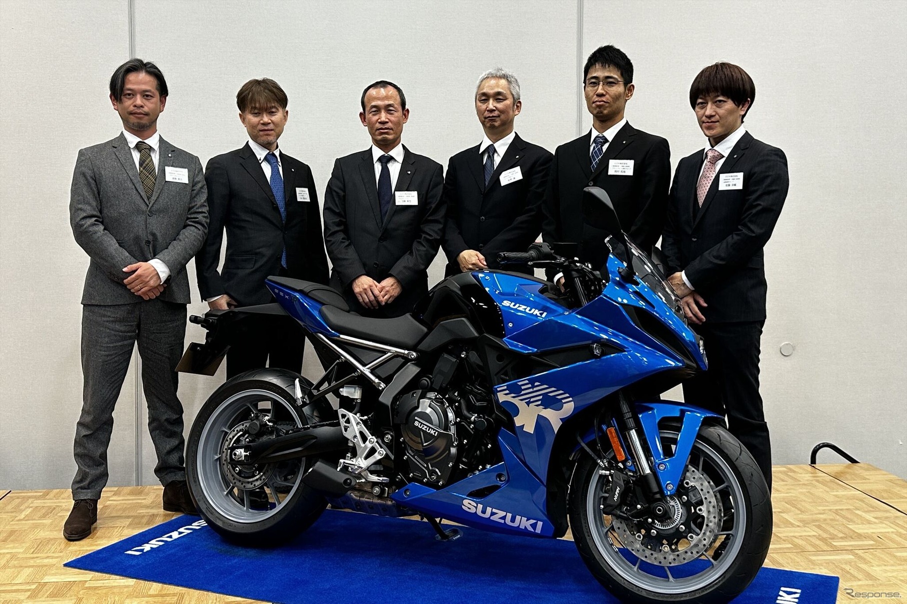 「GSX-8R」と開発チーム