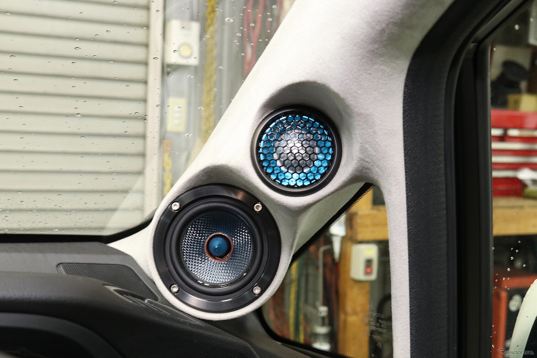 オーナーもお気に入りになっているブルーで彩られた各スピーカー。コクピットを華やかに彩るにも絶好のユニットとなった。