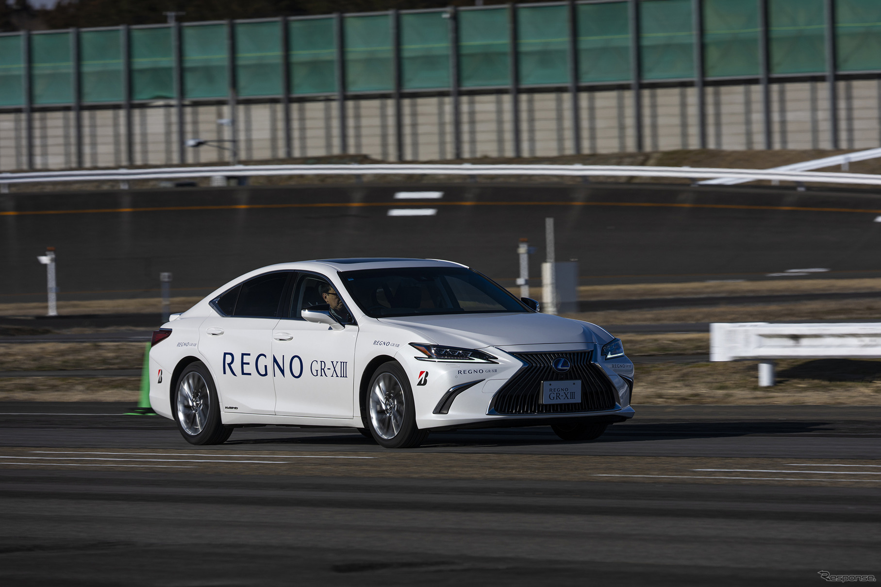 新モデルGR-XIIlを装着したレクサス ES300h