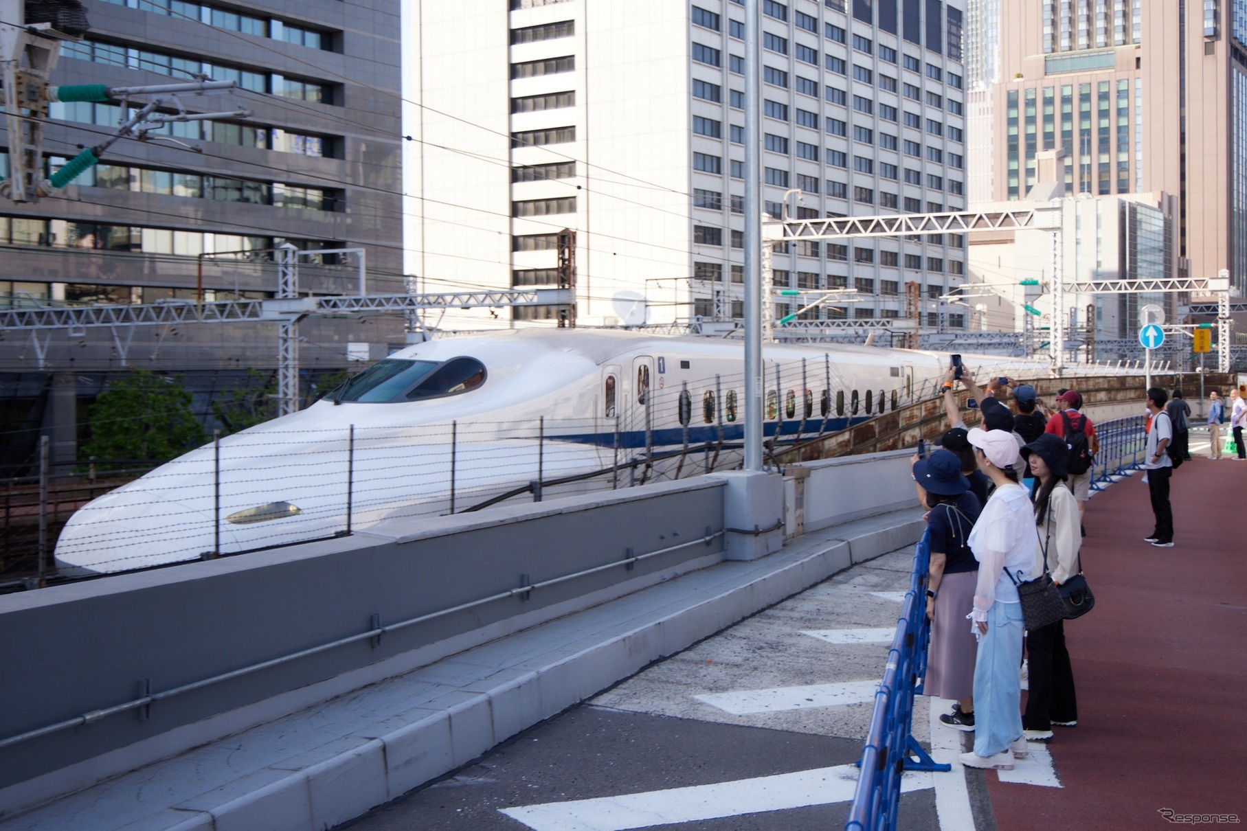 GINZA SKY WALK 2024：KK線のほうが位置が高いので、いちばん手前の新幹線下り電車は上部しか見えない