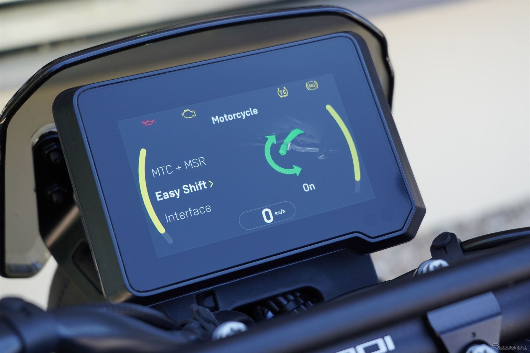 メーターにはコネクティビティ・ユニットを標準装備。このユニットを『Ride Husqvarna Motorcycles』アプリと同期させることで、電話や音楽の選択ができる。