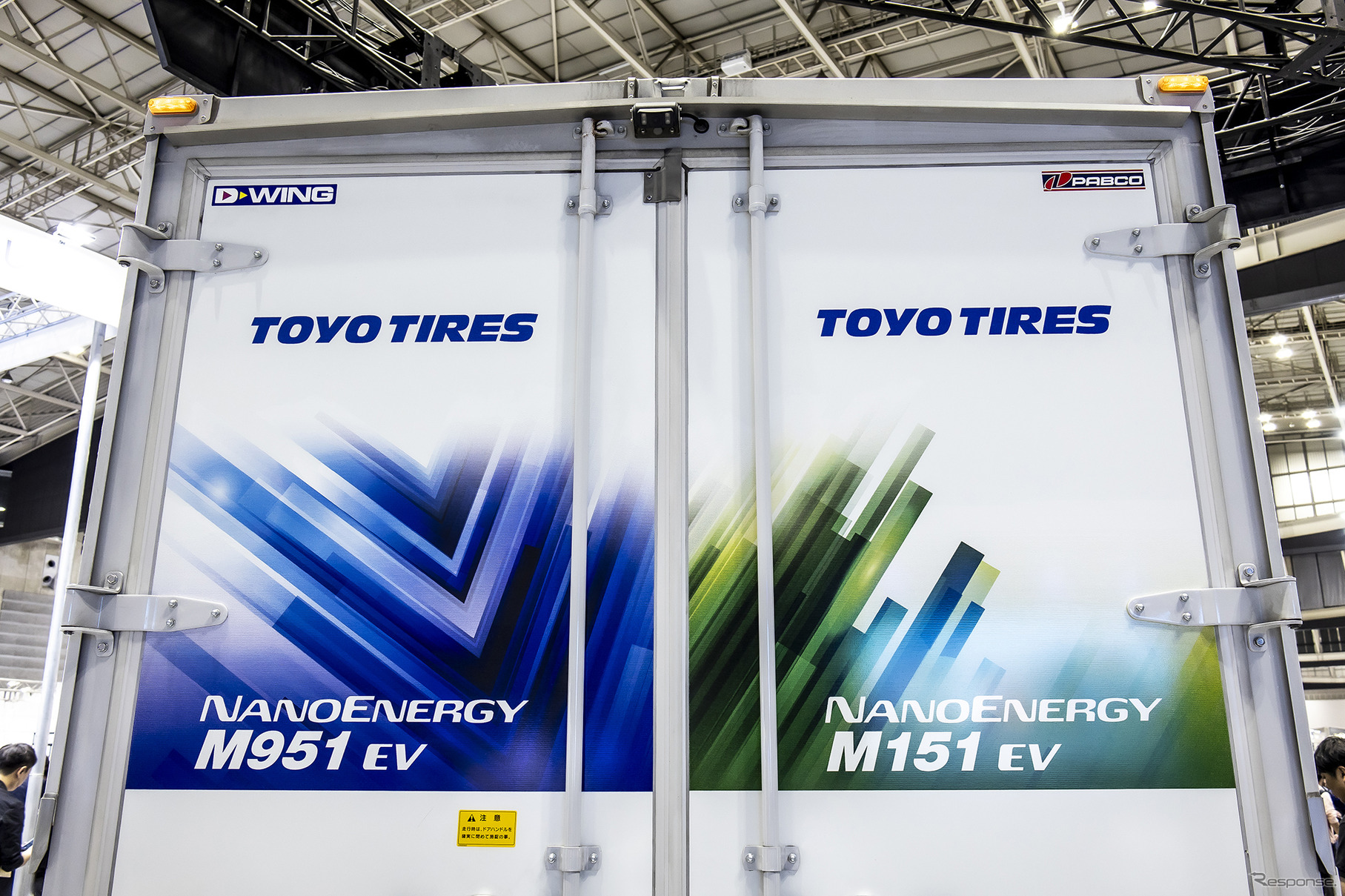 運転席側にトーヨータイヤ NANOENERGY M151 EV、助手席側にNANOENERGY M951 EVを装着して展示