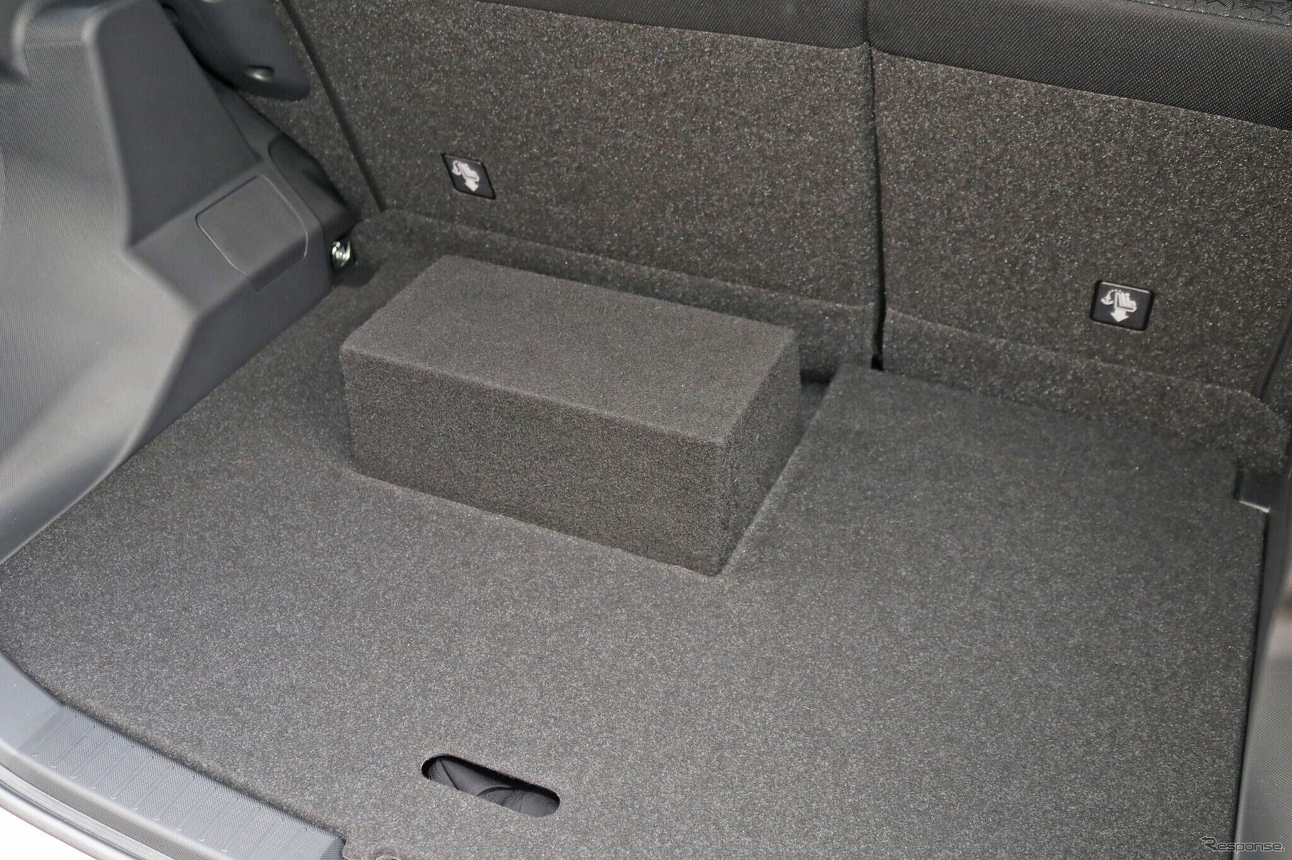 ラゲッジルームを見るとこの通り左前方にわずかな盛り上がりが見えるものの、荷室はほぼ通常通り利用可能だ。