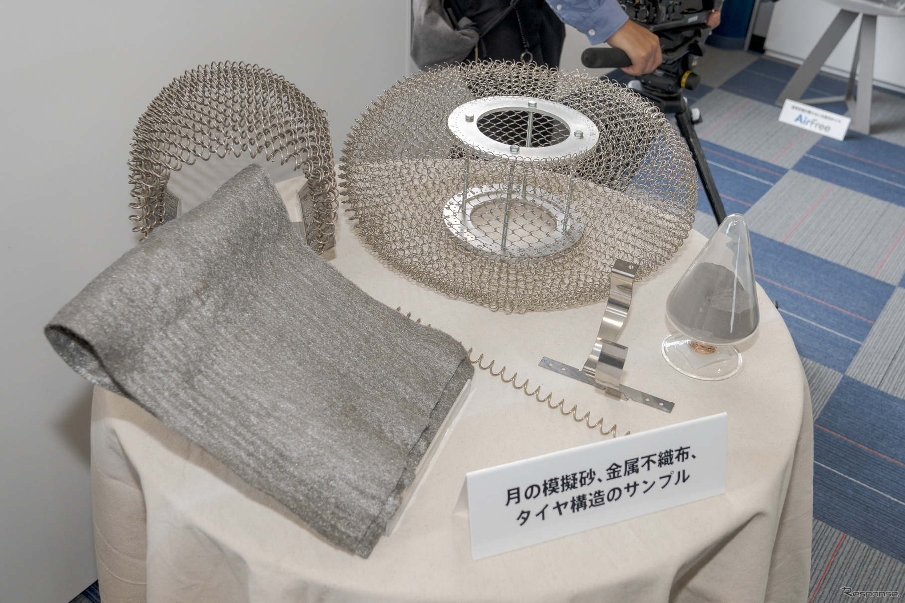 第1世代のタイヤでは基本骨格がスプリング形状だった。
