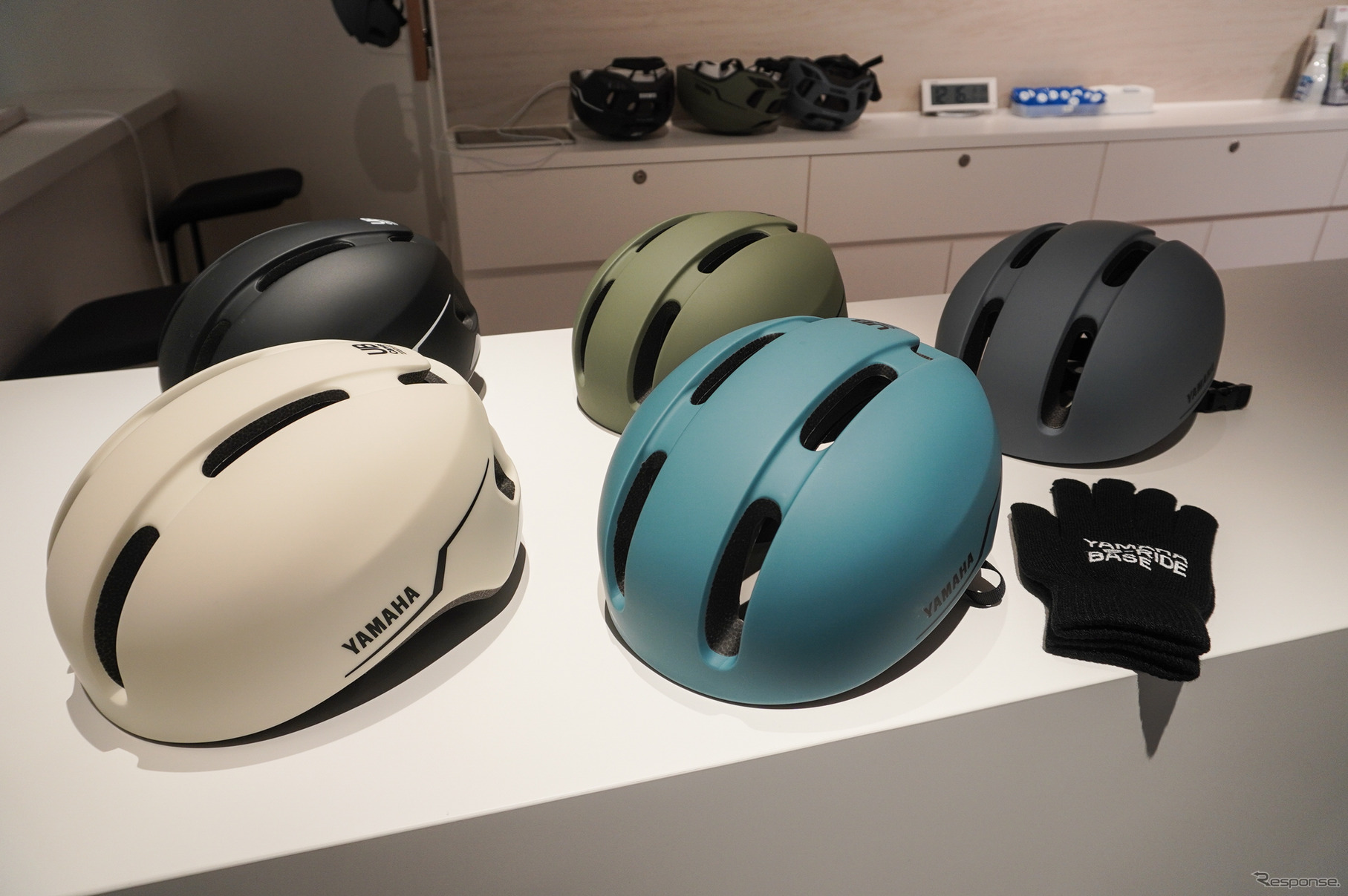 試乗用のヘルメットは無料で貸し出し。グローブは記念にもらうことも