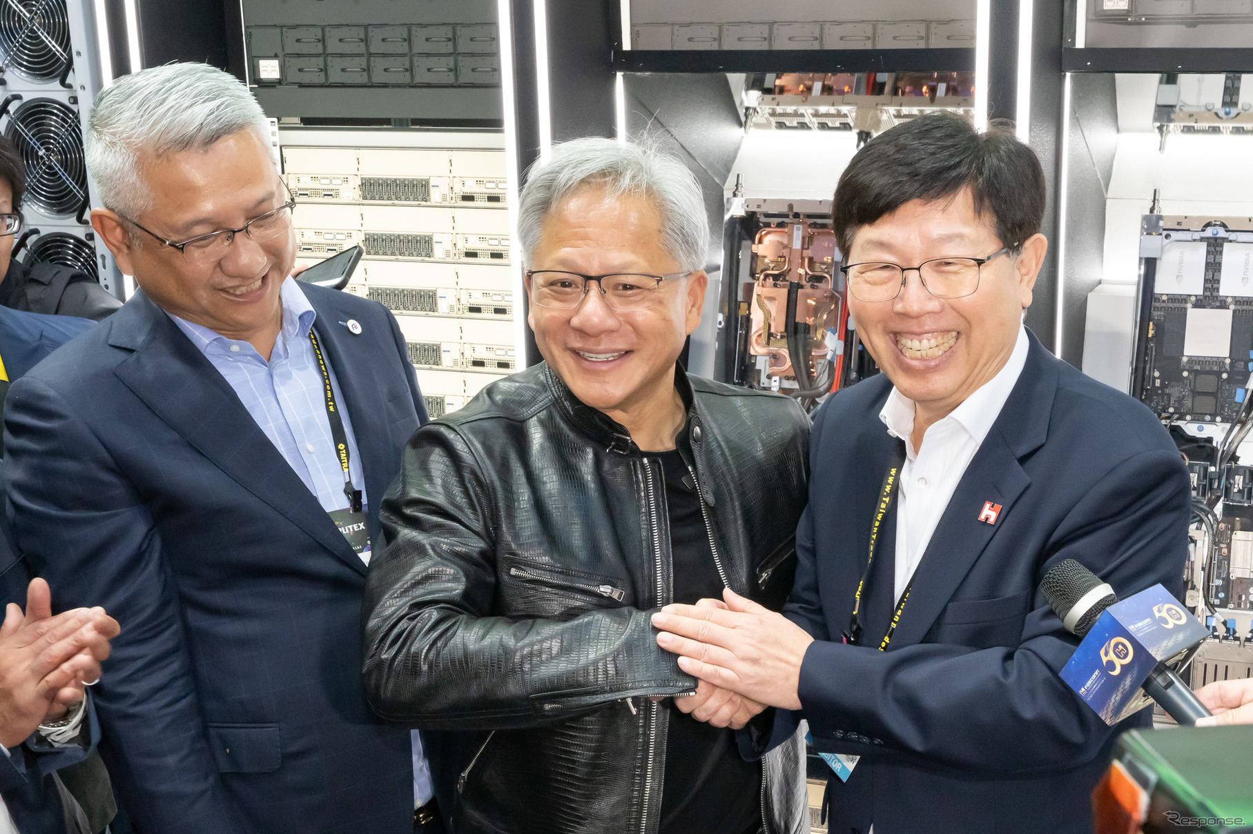 台湾にコンピューターセンターを建設する協業を発表したNVIDIAとフォックスコンの首脳