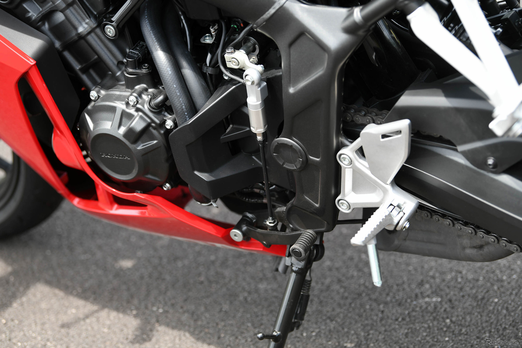 「E-Clutch」搭載車でもシフトペダルの操作はMTと全く同じ