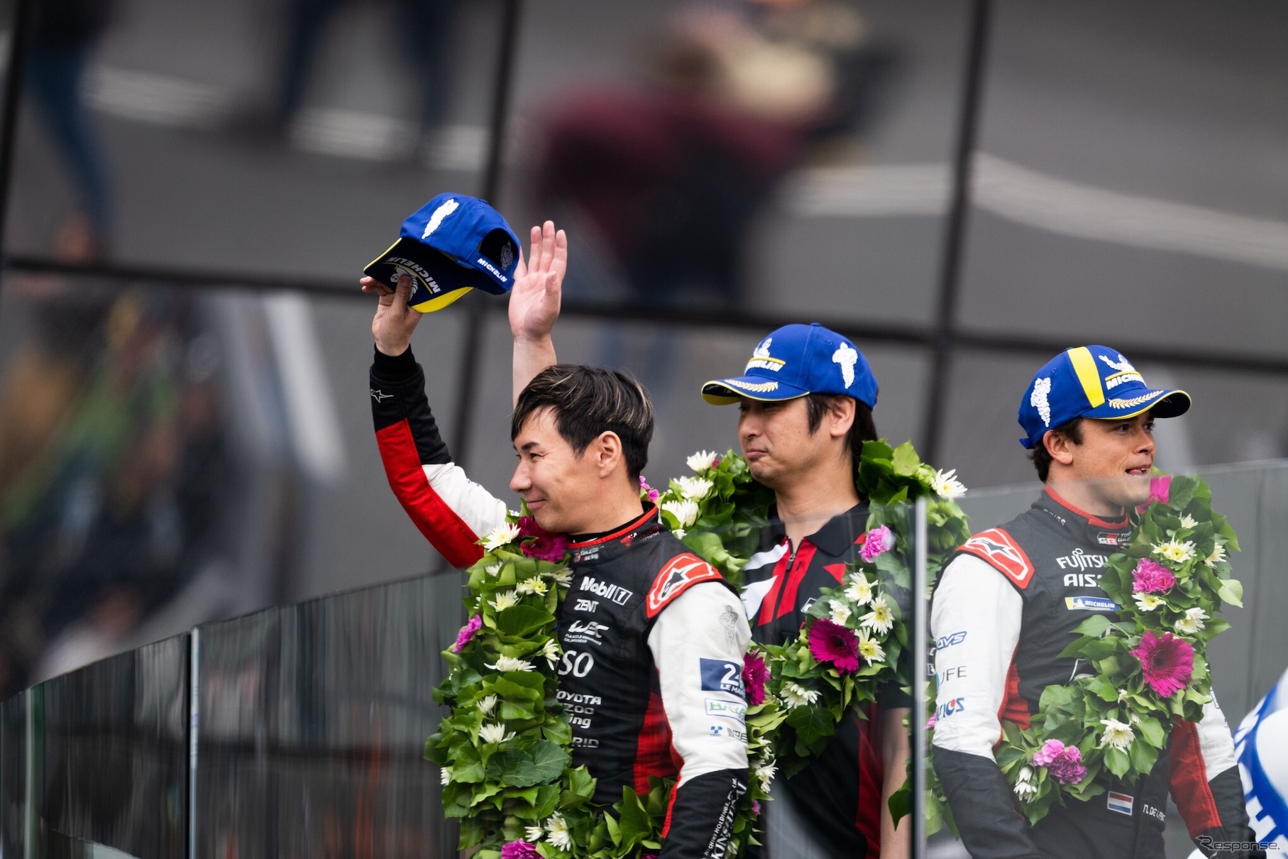 惜しくも2位に敗れた#7 トヨタの小林可夢偉（左端）。