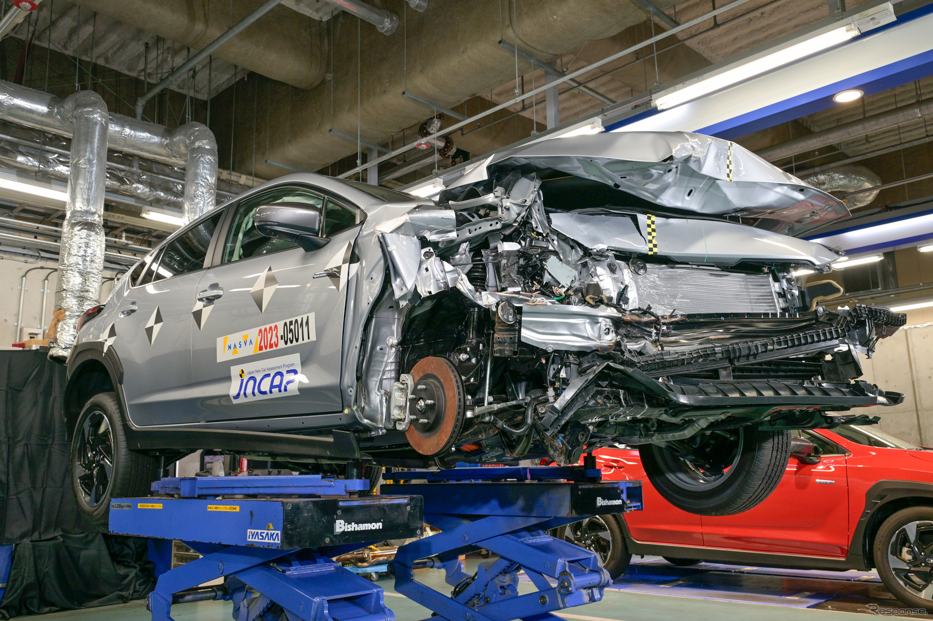 車両前端から徐々に変形させ衝突エネルギーを吸収していく思想で車両を作っている
