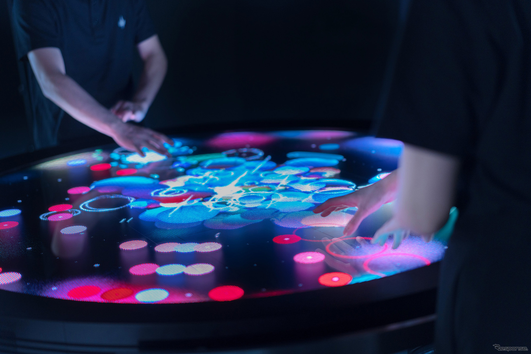 ヤマハ発動機と楽器のヤマハ株式会社が共同制作した、体験型インスタレーション「e-plegona」