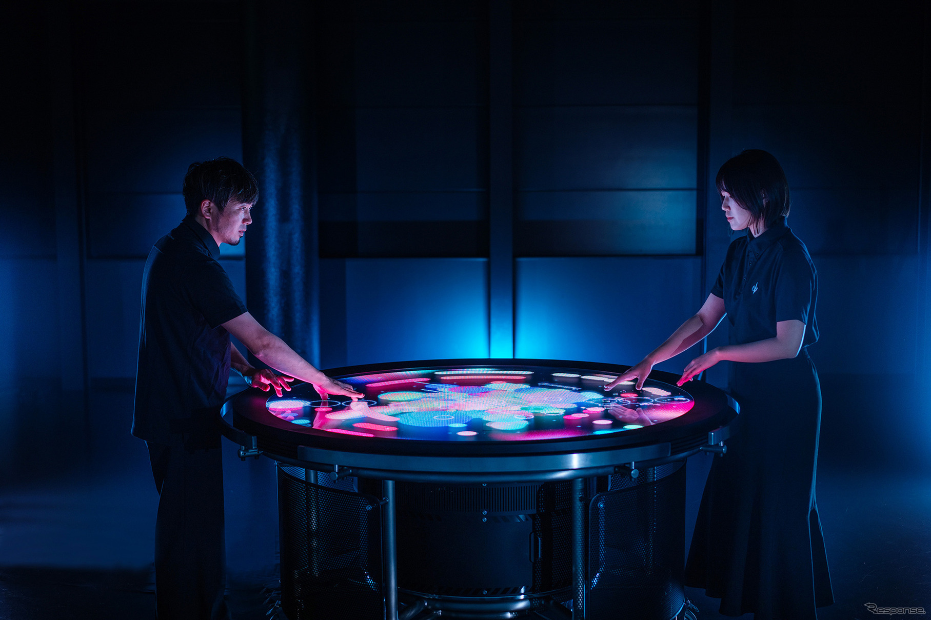 ヤマハ発動機と楽器のヤマハ株式会社が共同制作した、体験型インスタレーション「e-plegona」