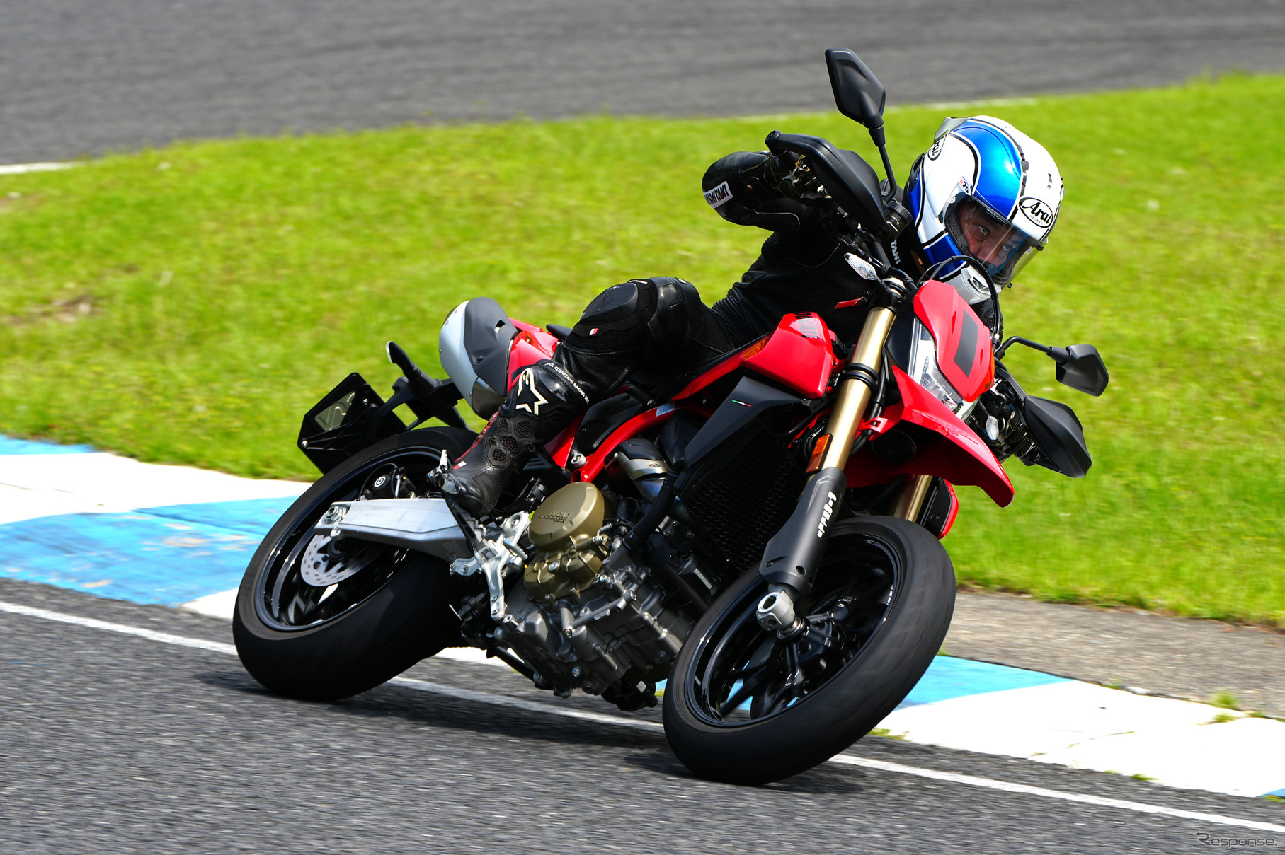 サスペンションの長い本国仕様は、モタードらしい乗り味。日本仕様はもう少しロードバイクに近い乗り味になるはず。