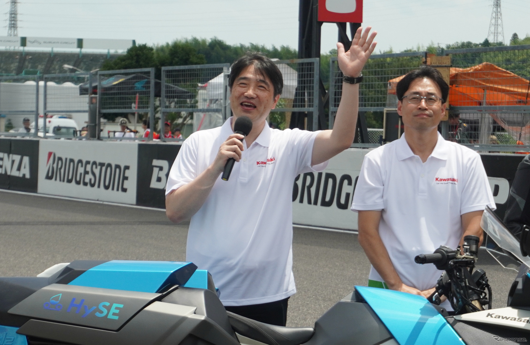 カワサキモータースの水素プロジェクト担当で川崎重工業の執行役員である松田義基氏（左）