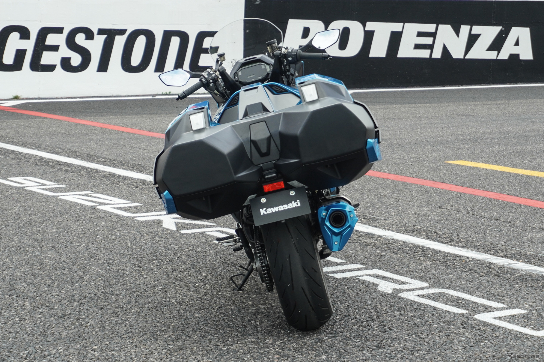鈴鹿8耐でサプライズ走行をおこなったカワサキの「水素エンジンバイク」