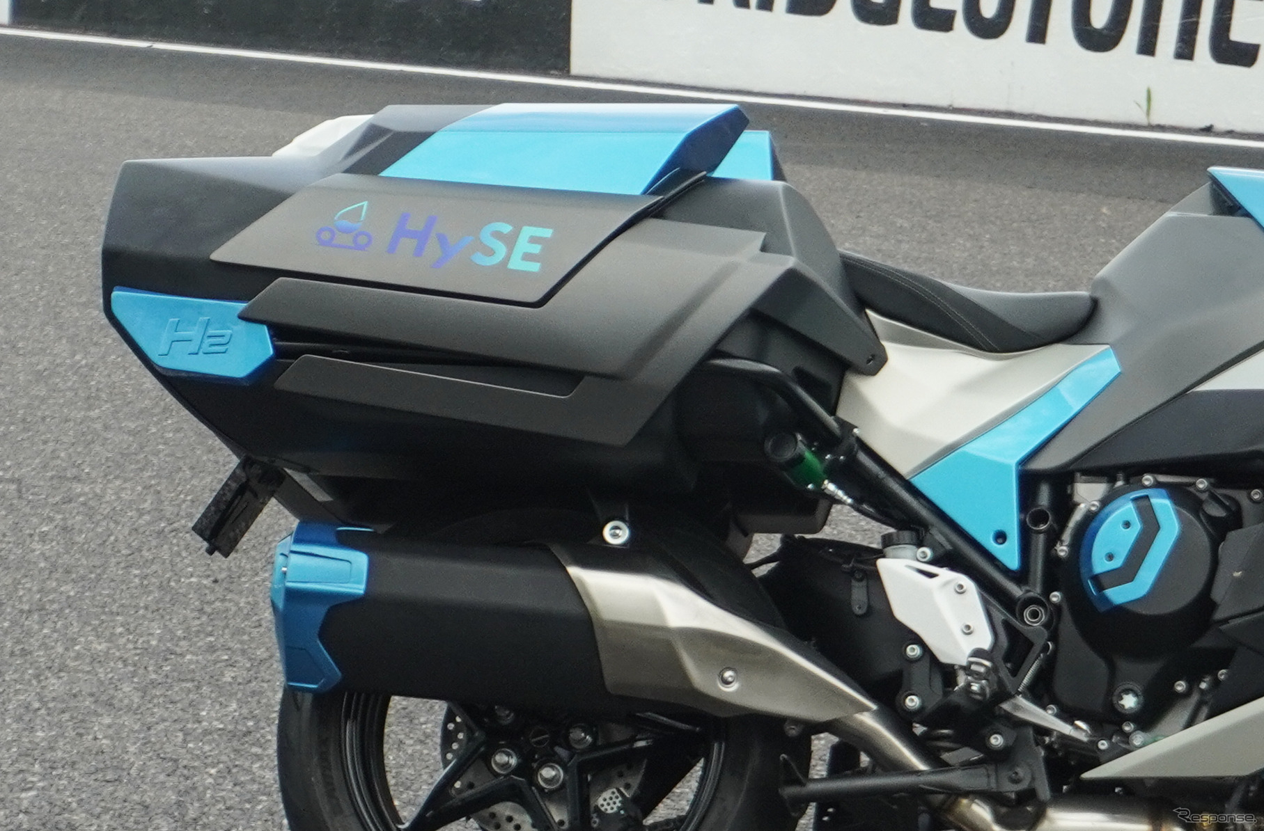 鈴鹿8耐でサプライズ走行をおこなったカワサキの「水素エンジンバイク」