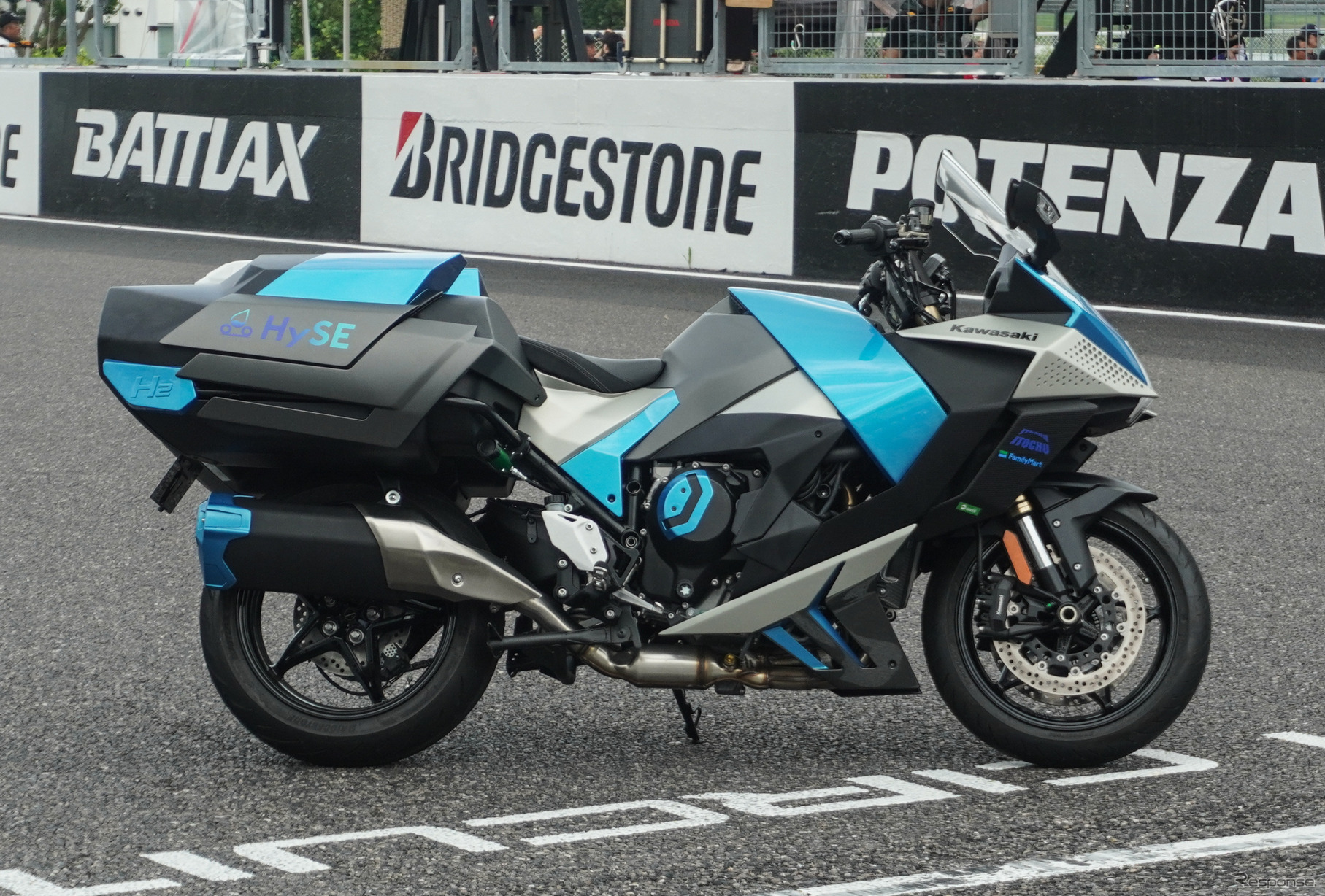 鈴鹿8耐でサプライズ走行をおこなったカワサキの「水素エンジンバイク」