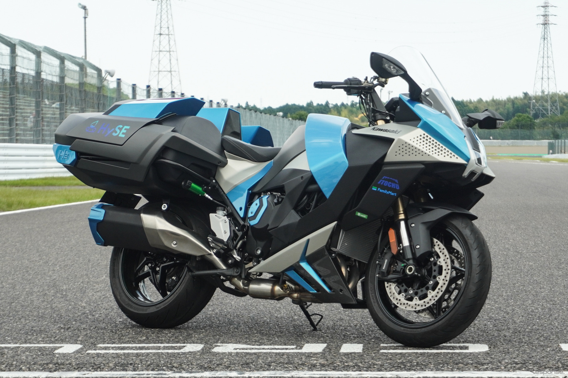 鈴鹿8耐でサプライズ走行をおこなったカワサキの「水素エンジンバイク」