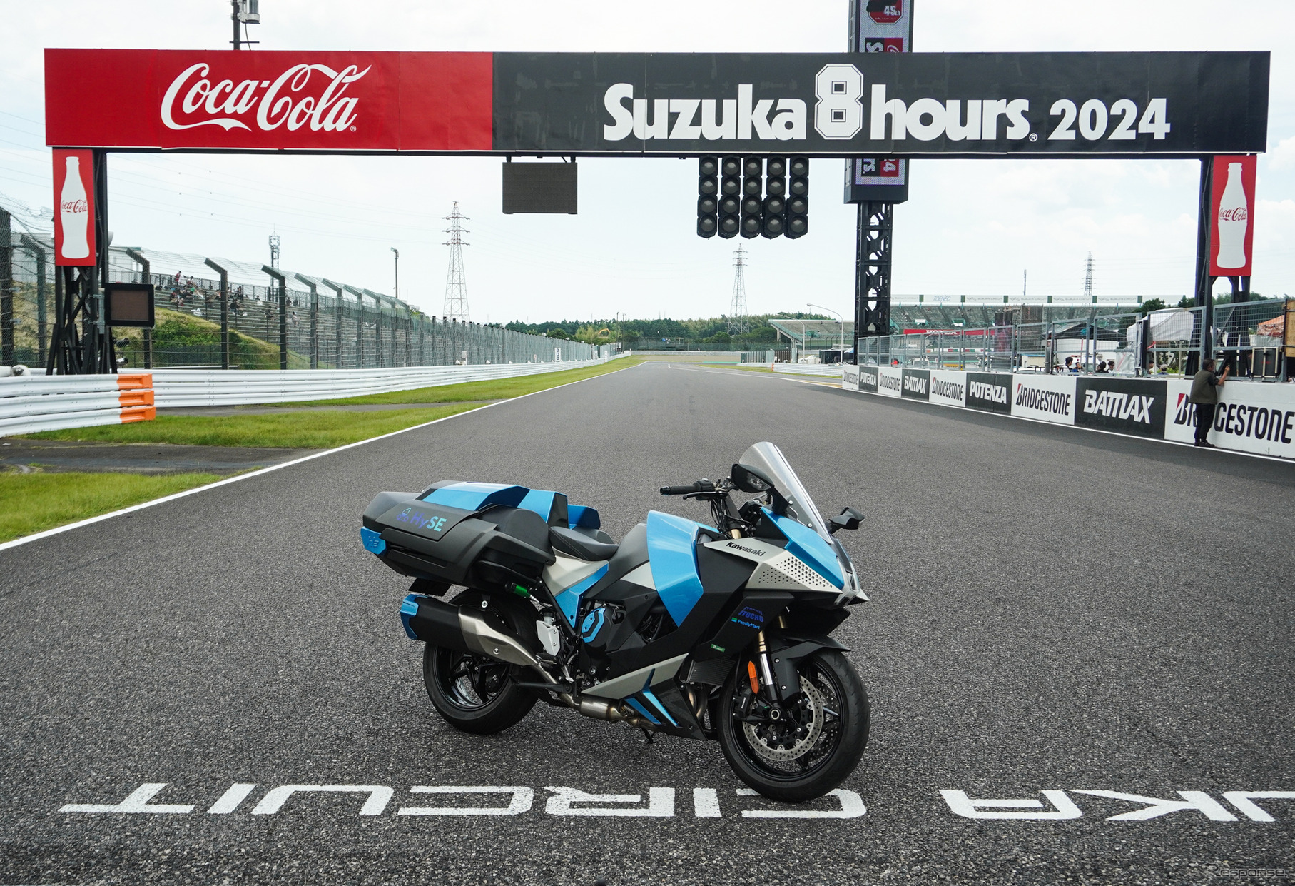 鈴鹿8耐でサプライズ走行をおこなったカワサキの「水素エンジンバイク」