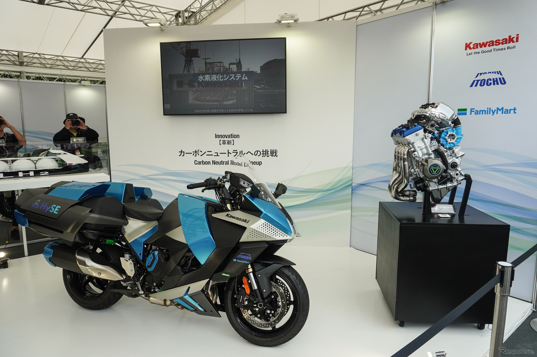鈴鹿8耐カワサキブースに展示されている水素エンジンバイク