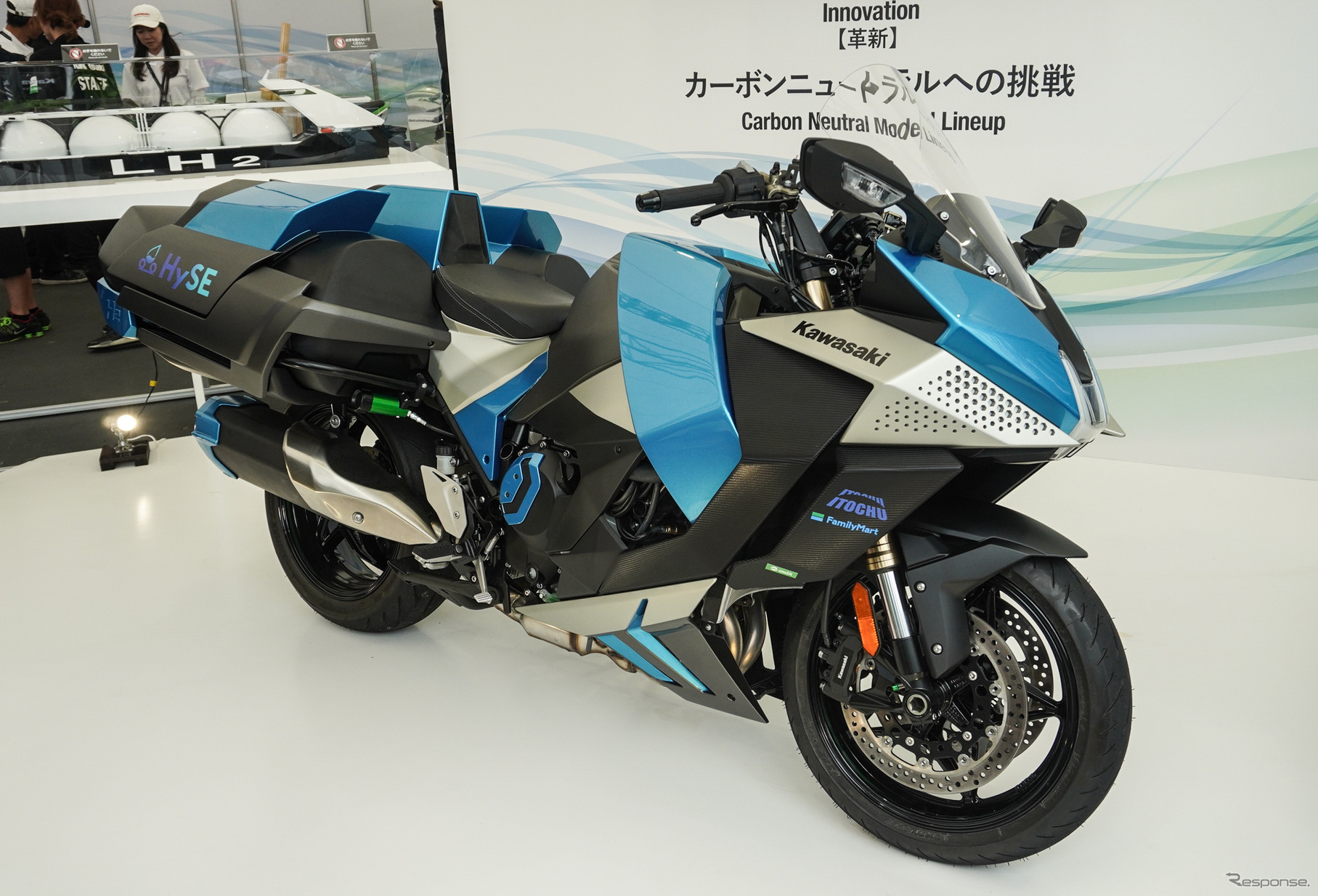 鈴鹿8耐カワサキブースに展示されている水素エンジンバイク