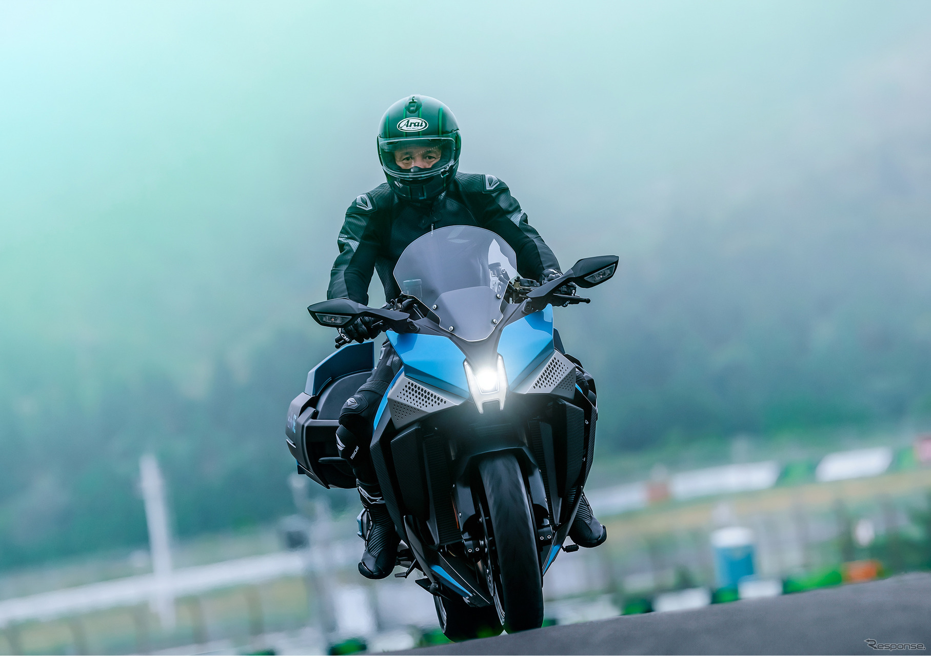 鈴鹿8耐でサプライズ走行をおこなったカワサキの「水素エンジンバイク」