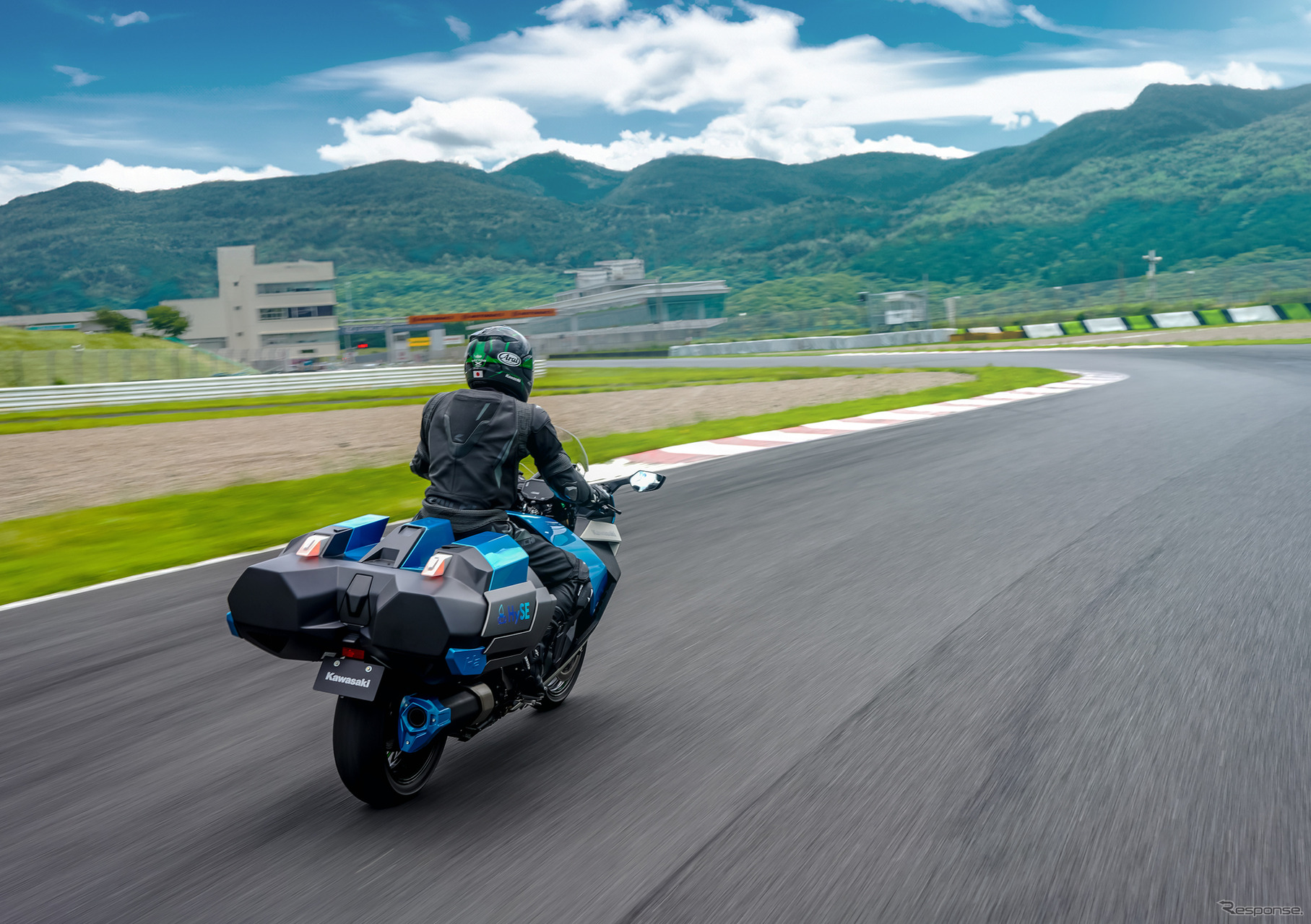 鈴鹿8耐でサプライズ走行をおこなったカワサキの「水素エンジンバイク」