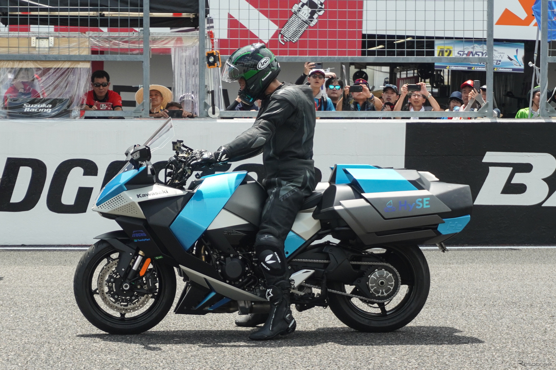 鈴鹿8耐でサプライズ走行をおこなったカワサキの「水素エンジンバイク」