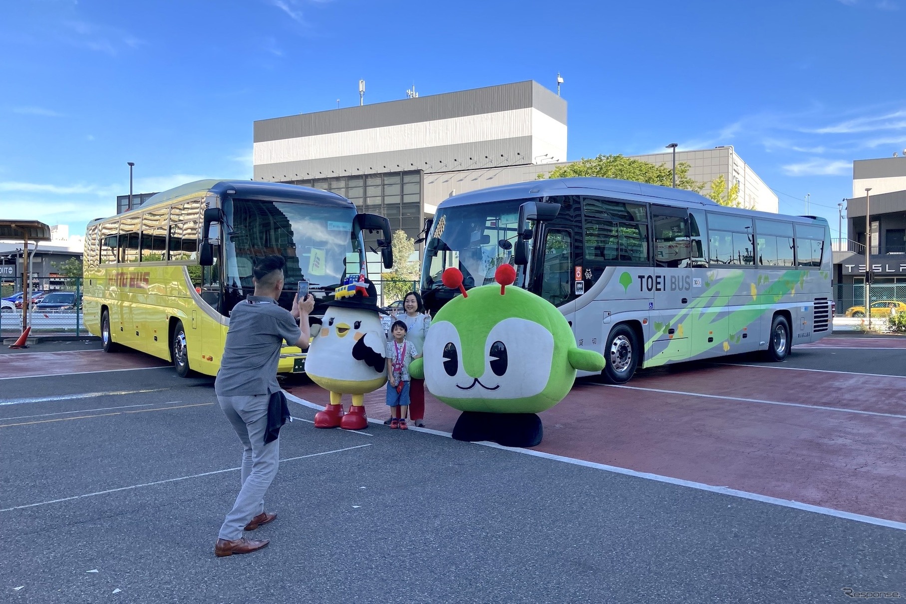 はとバスのしゃぽぽ（向かって左）と都バスのみんくる
