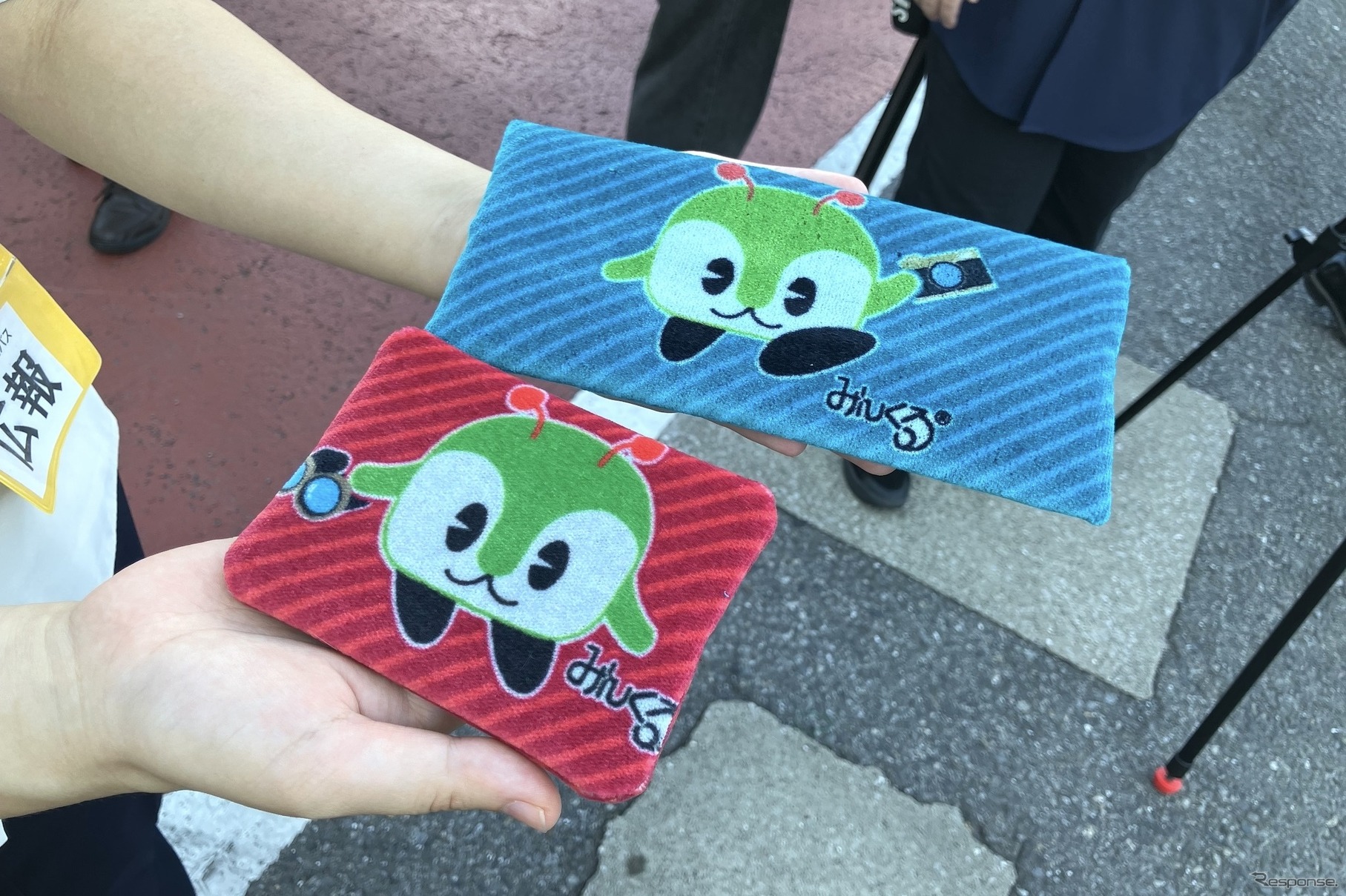お土産の座席生地アップサイクルで作られたペンケースとティッシュケース
