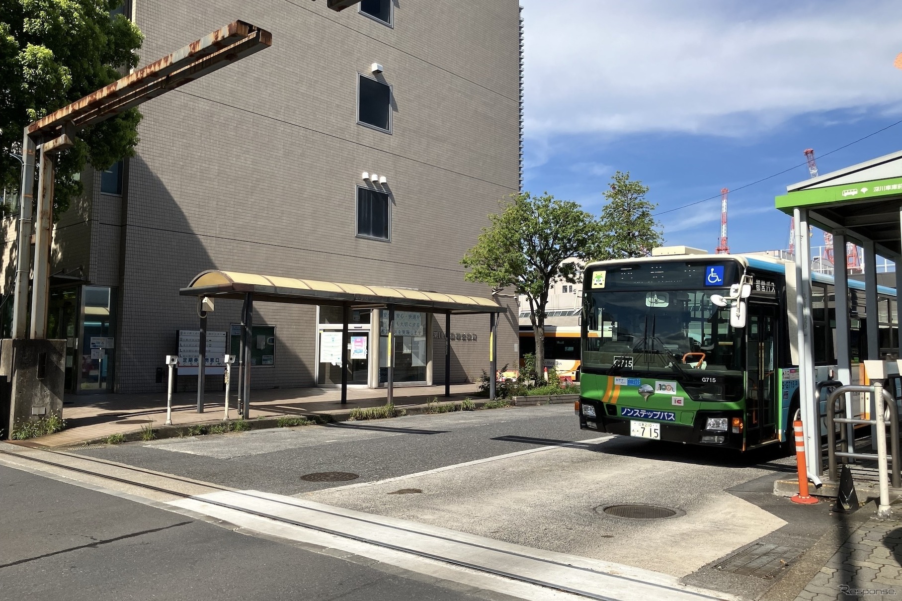 自動車工場と深川自動車営業所の出入り口。右は深川車庫バス乗り場