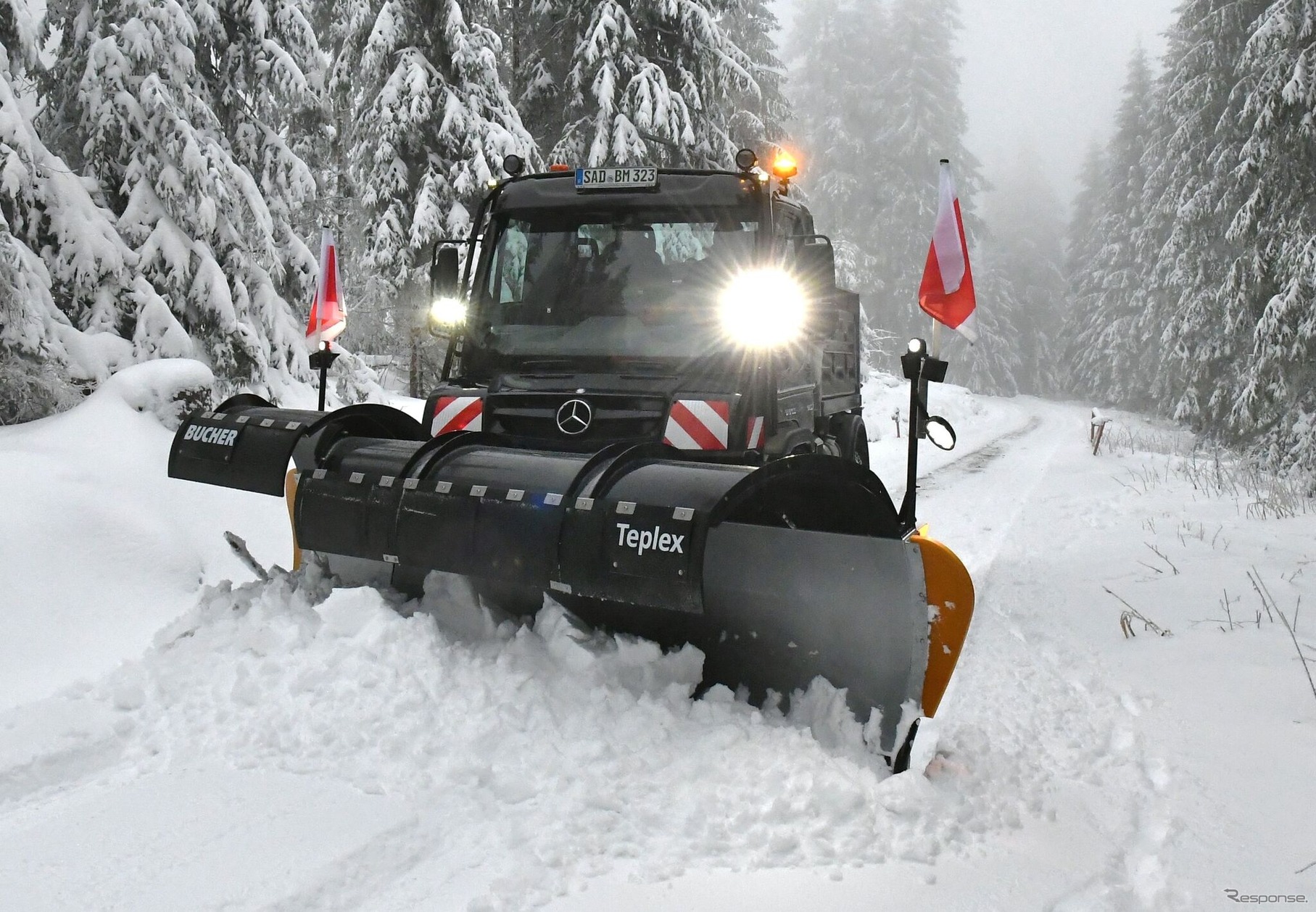 メルセデスベンツ・ウニモグU327の除雪車