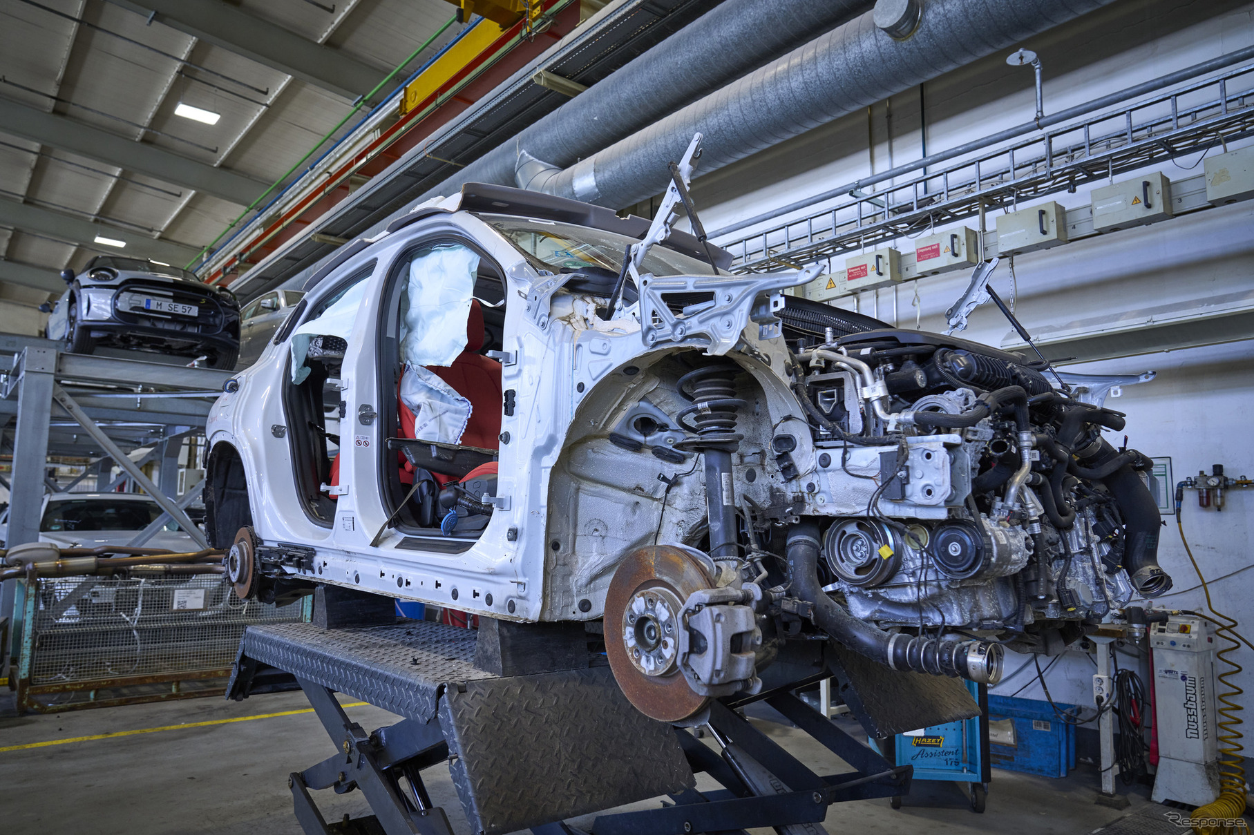 BMWのリサイクルセンターで解体される車両。その多くは量産前のテスト車両