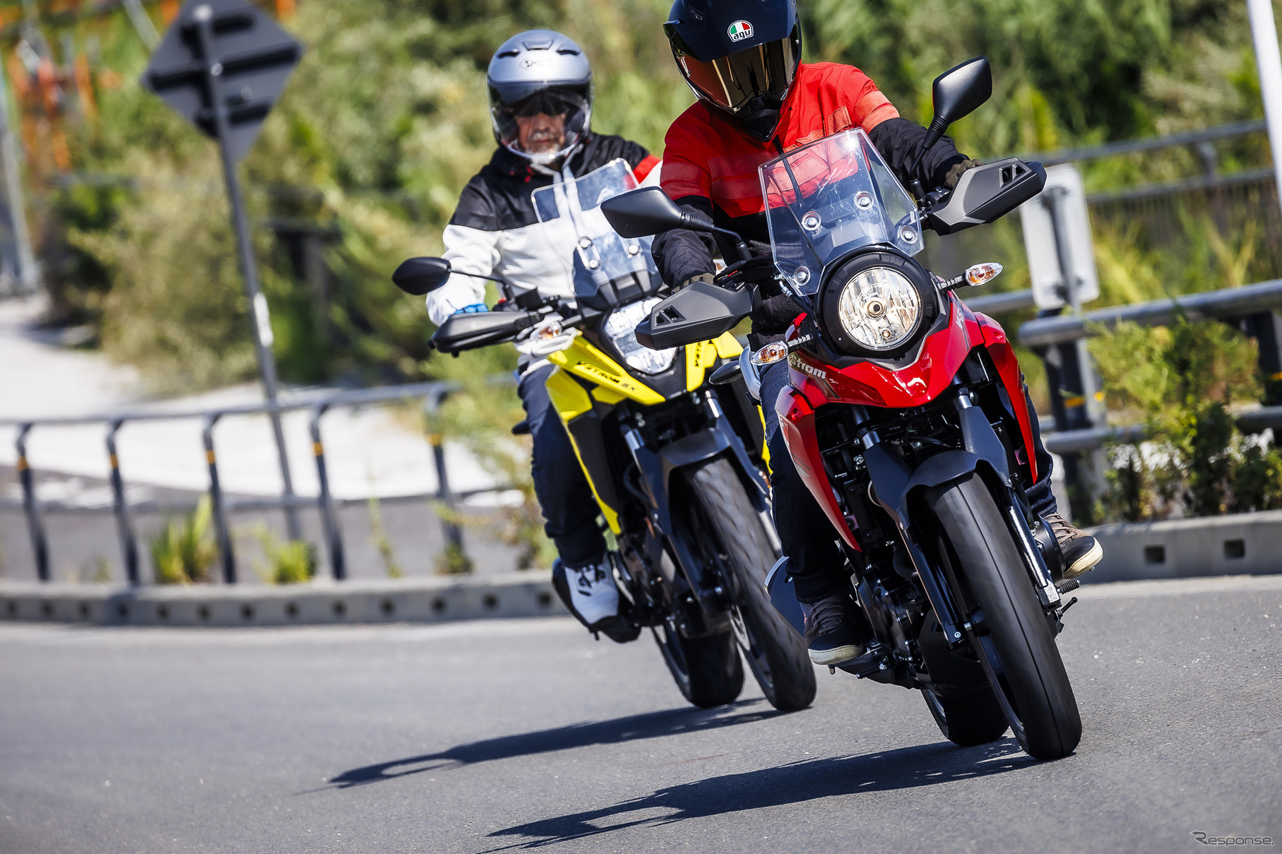 スズキ「Vストローム250」（手前）と「Vストローム250SX」（奥）