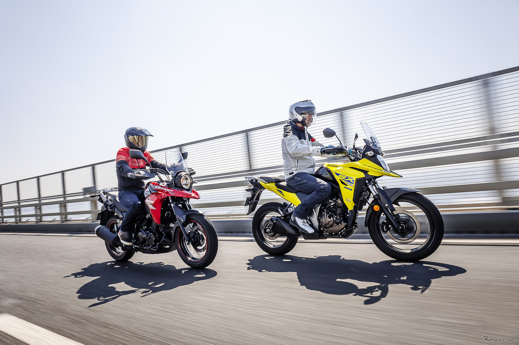スズキ「Vストローム250」（左）と「Vストローム250SX」（右）
