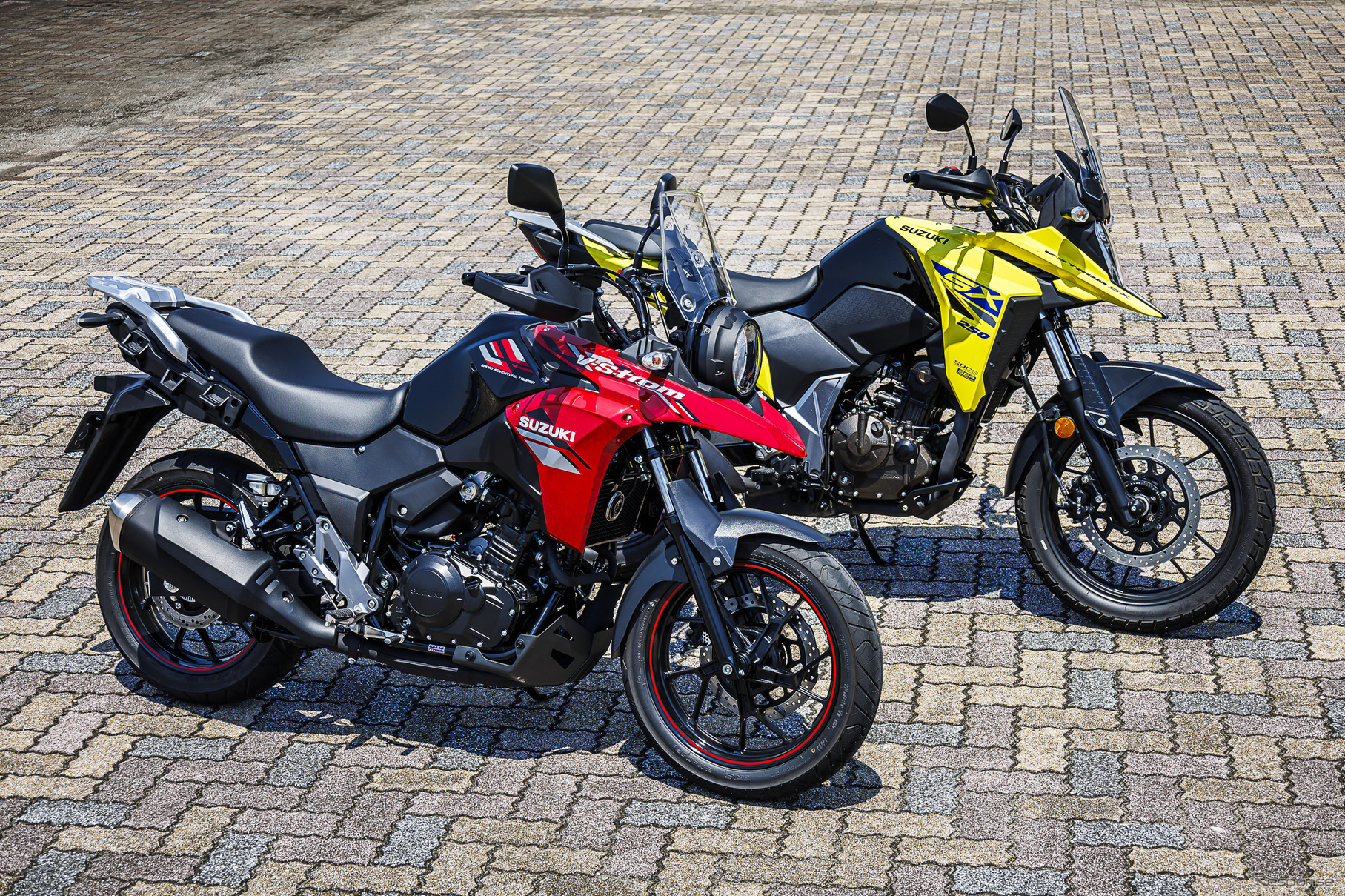 スズキ「Vストローム250」（手前）と「Vストローム250SX」（奥）