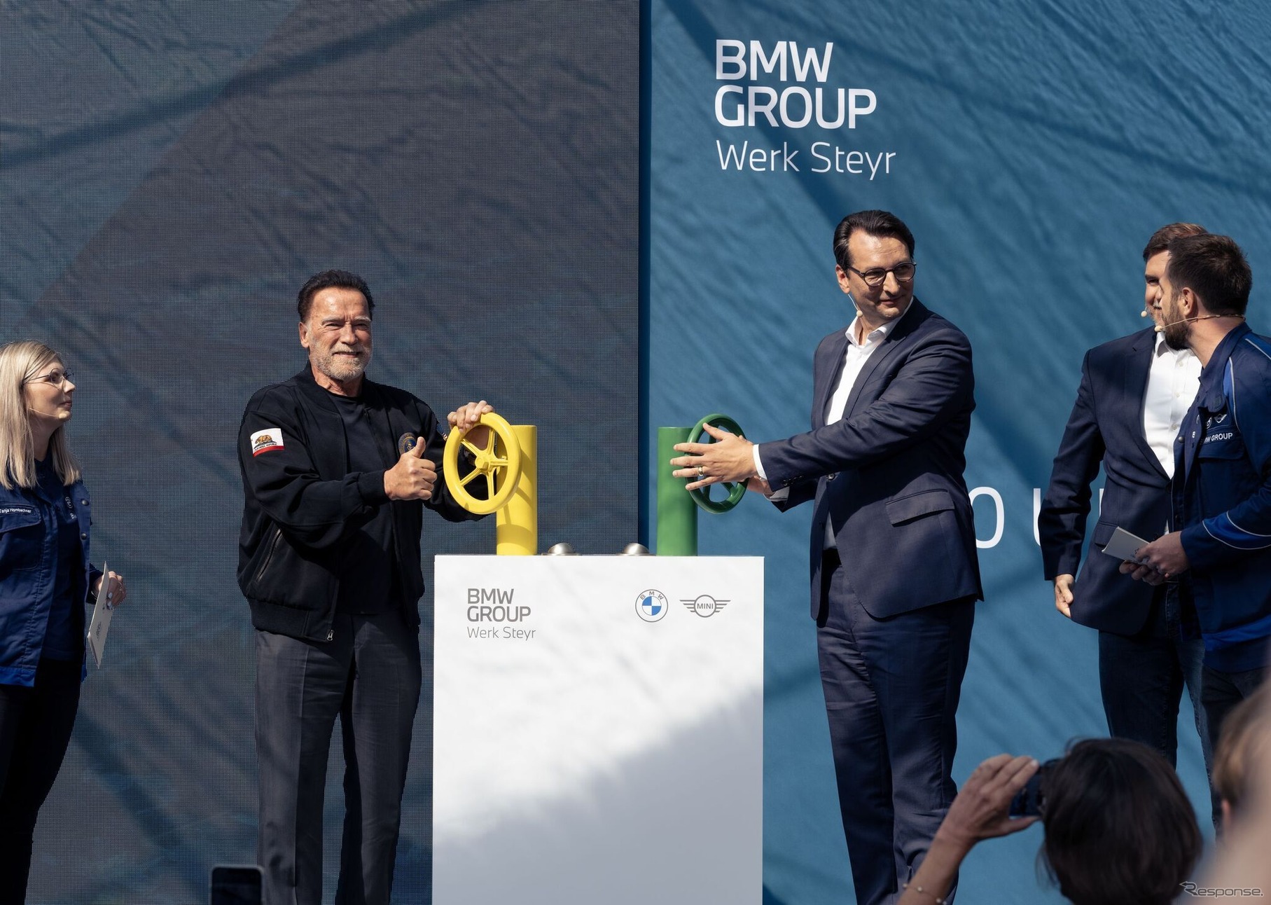 アーノルド・シュワルツェネッガー氏（左）立ち合いの下、BMWグループのオーストリア工場が再生可能エネルギーへ完全移行