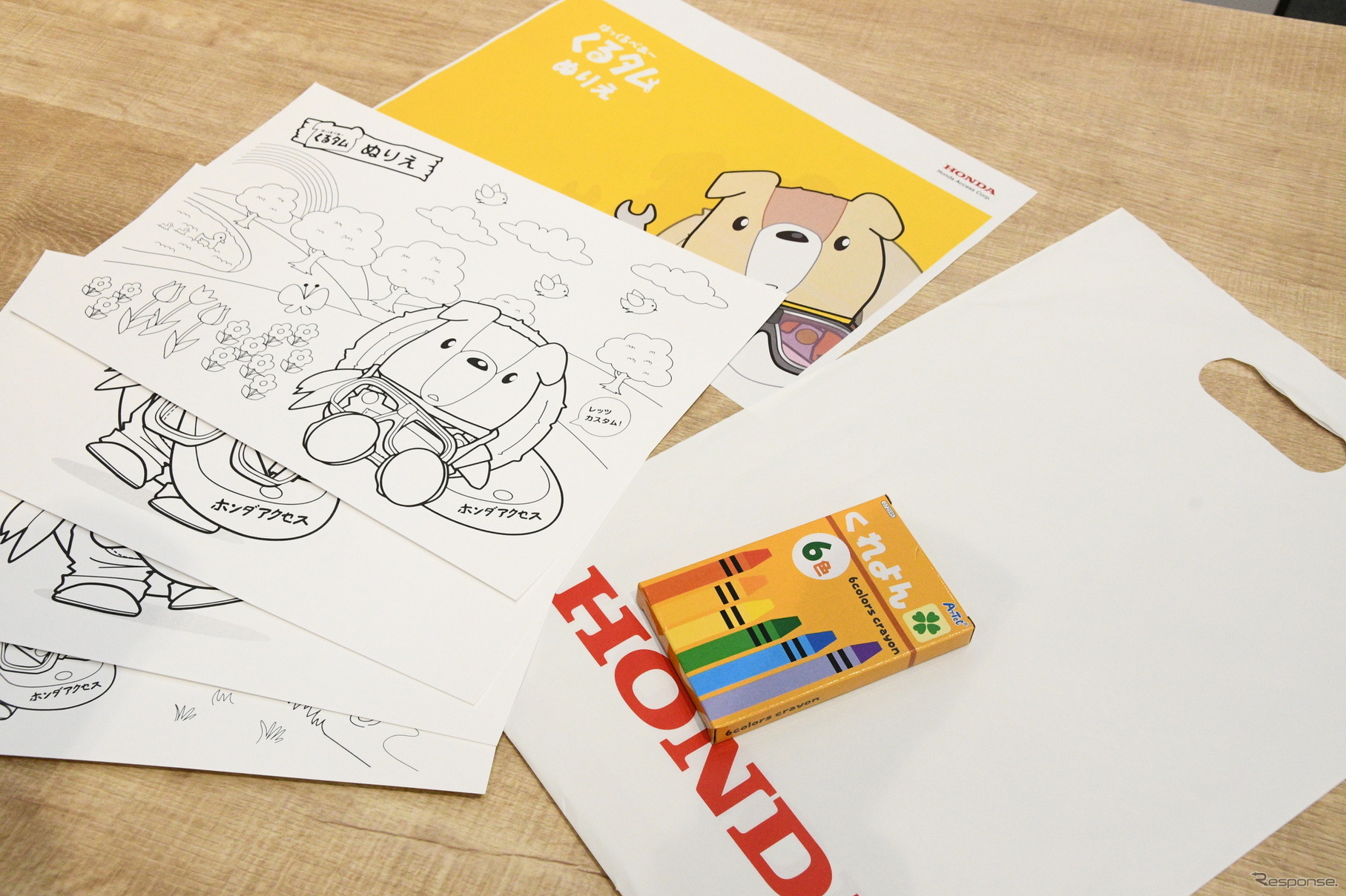 待ち時間などに子供たちが飽きないように、塗り絵セットが用意されていた