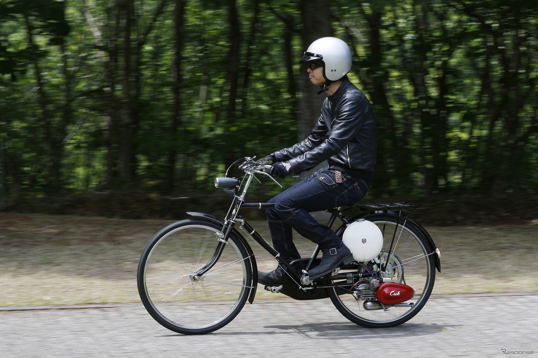 ホンダ・カブF型に乗る筆者（青木タカオ）