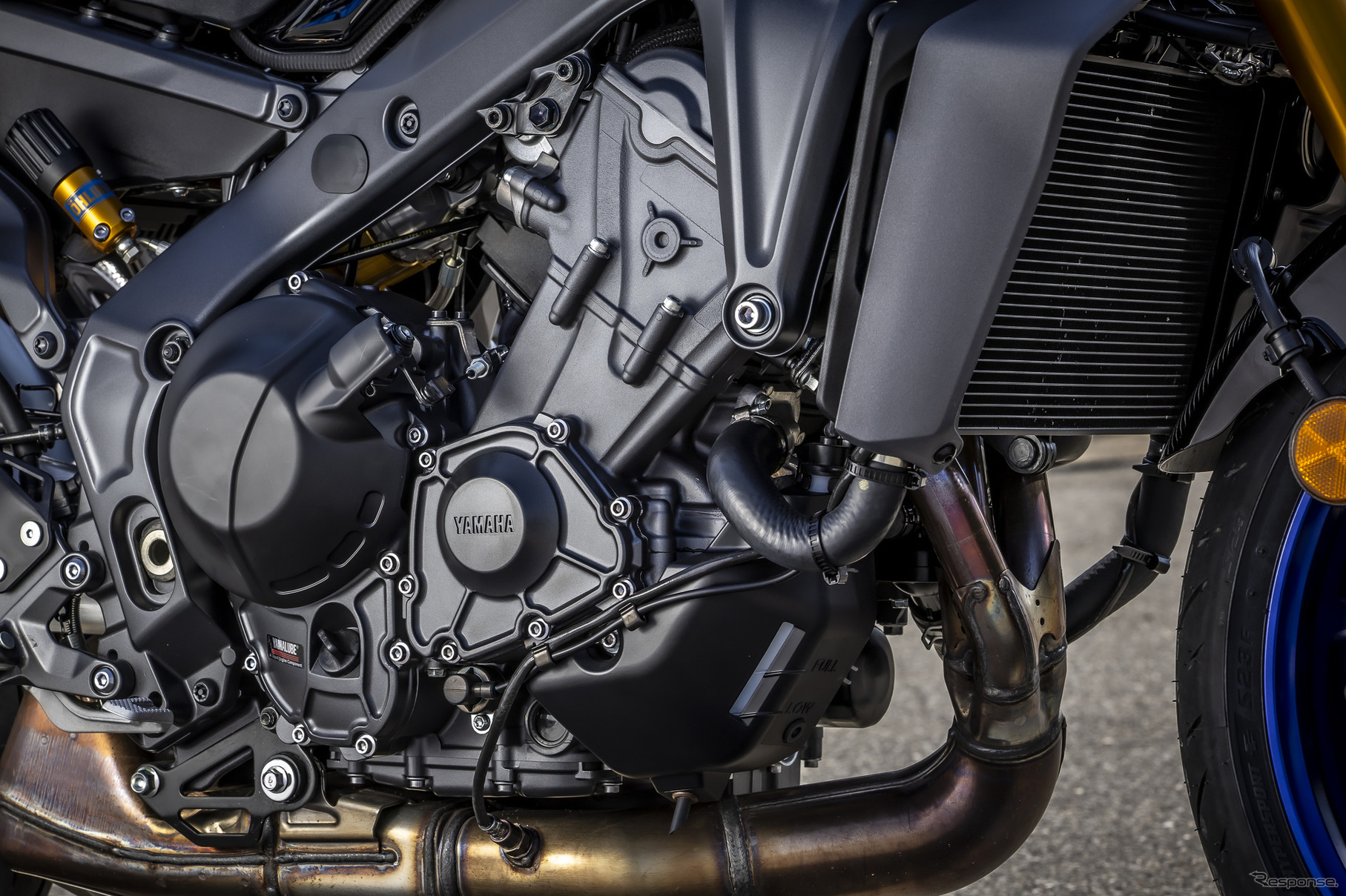 熟成を重ね、さまざまなモデルに採用されるDOHC並列3気筒の888ccエンジン。国産唯一のパッケージで、ヤマハらしい気持ちよさと速さを約束。