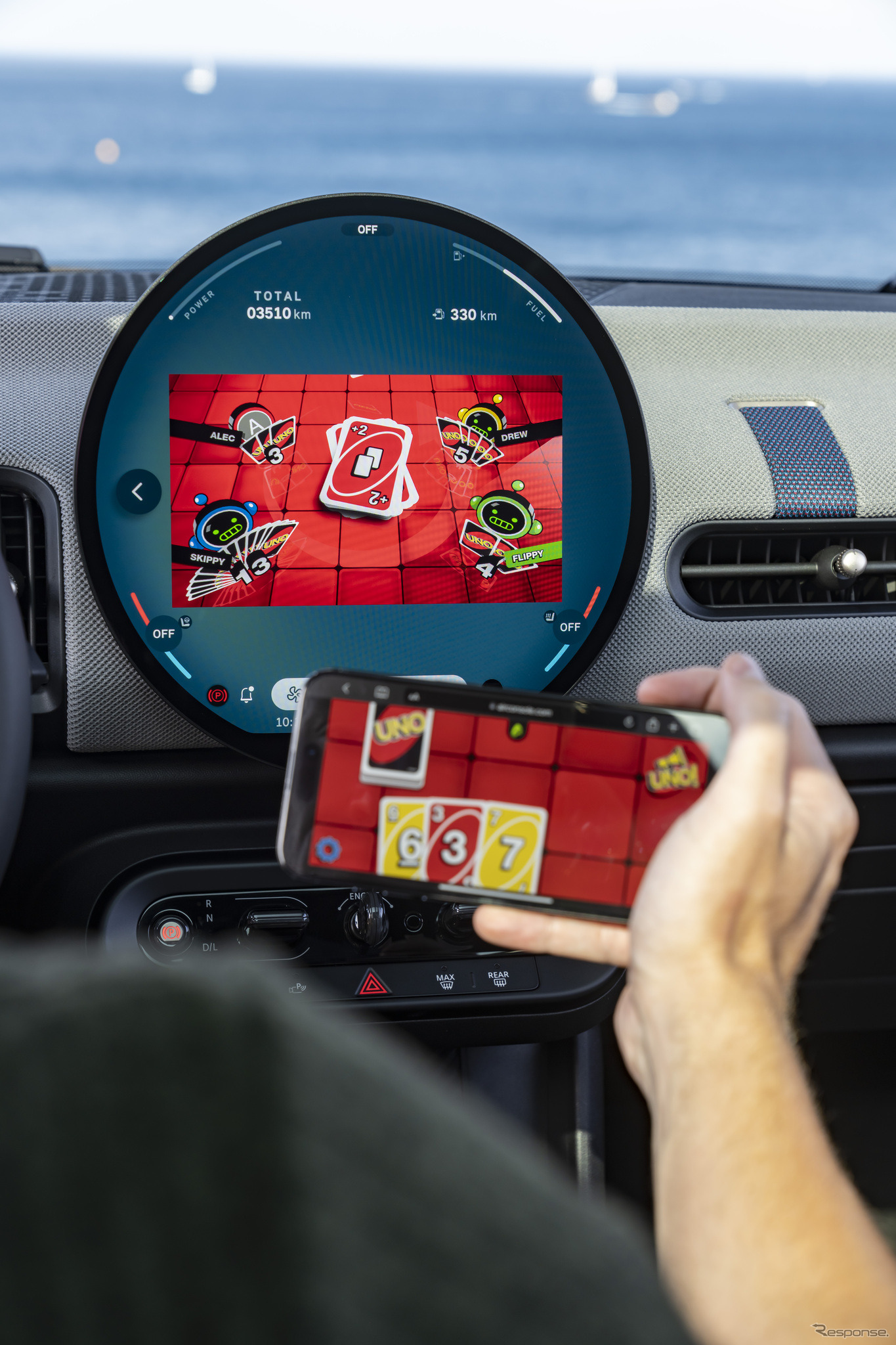 MINI『クーパーC』新型が人気カードゲーム「UNO」を車載化
